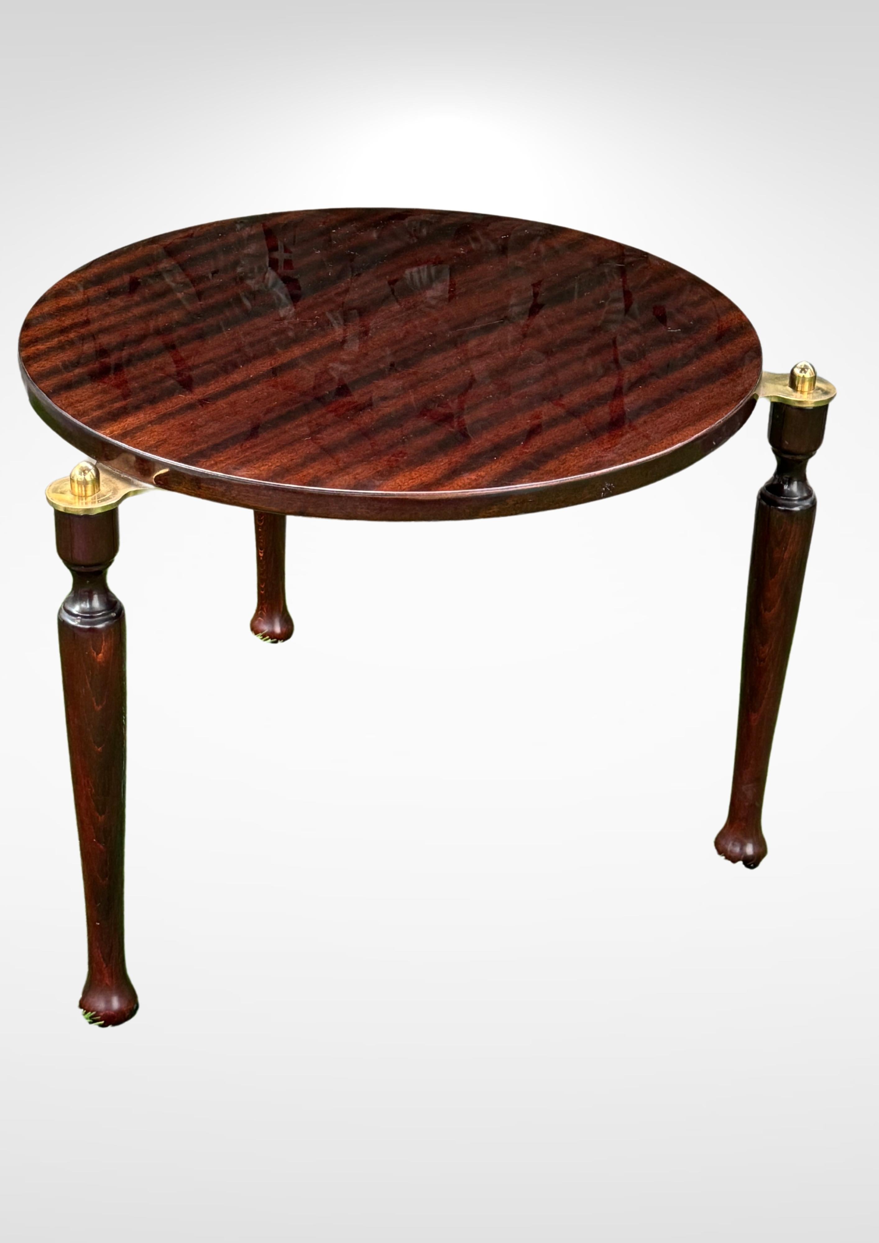 Set aus 2 italienischen Beistelltischen aus lackiertem Holz und Messing im italienischen Design, Hollywood Regency im Angebot 1
