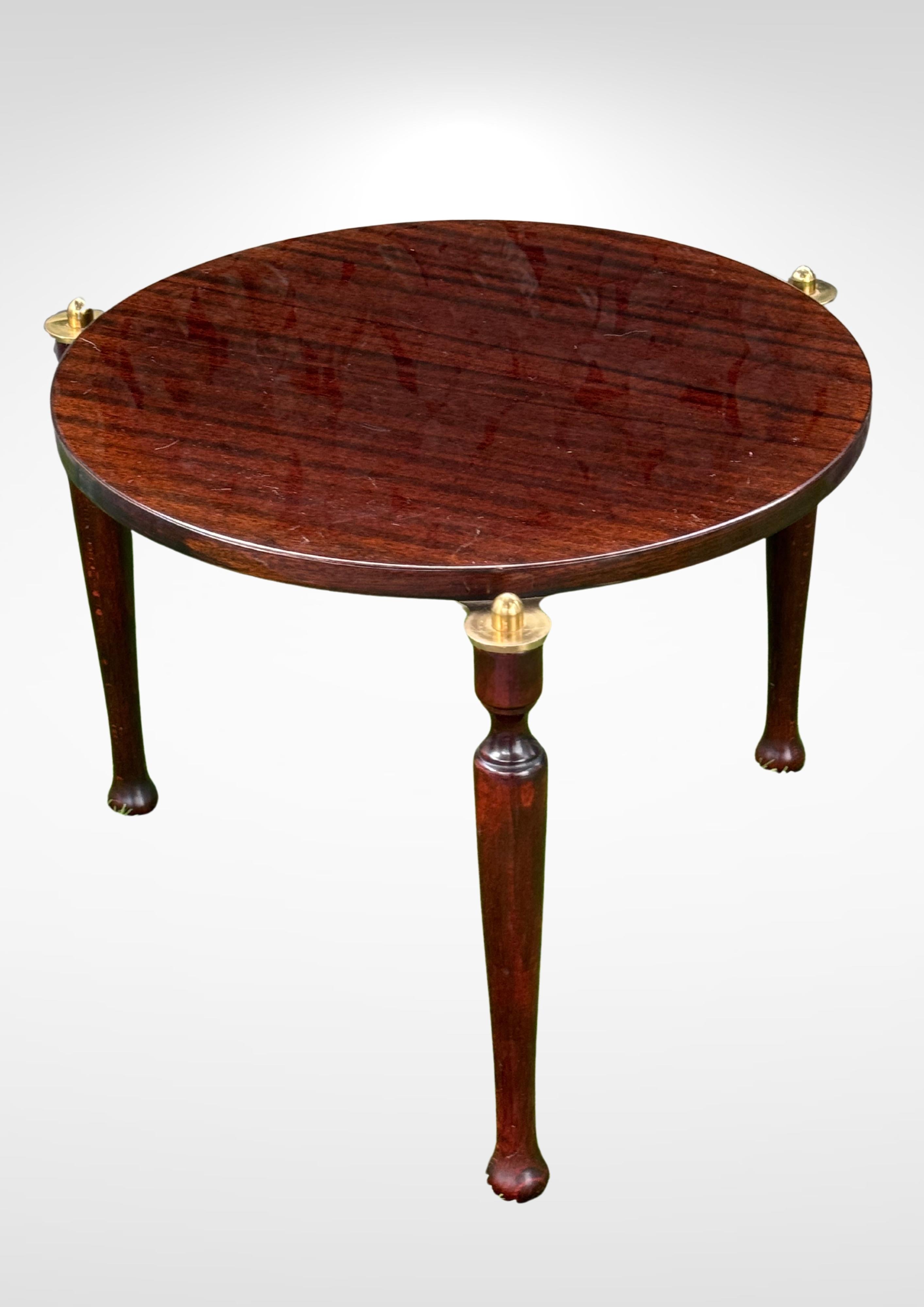 Set aus 2 italienischen Beistelltischen aus lackiertem Holz und Messing im italienischen Design, Hollywood Regency im Angebot 2