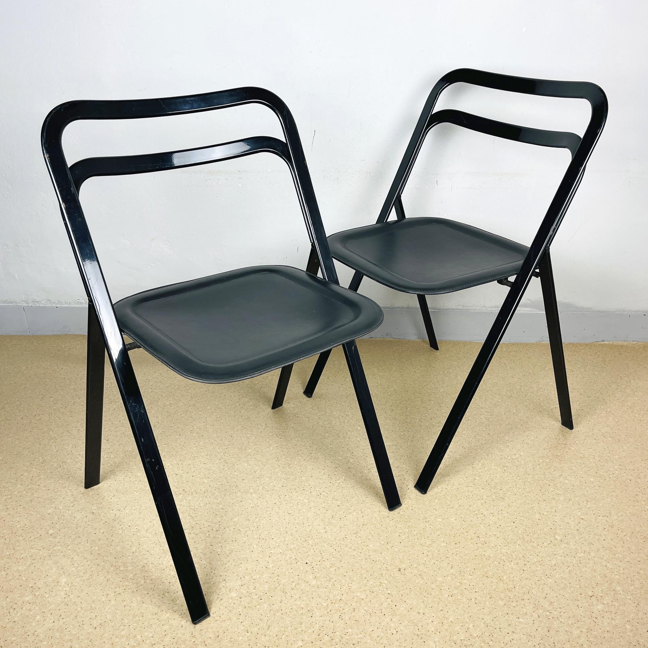 The amazing pair of mid-century folding chairs in black metal and faux leather. This fantastic set was designed by Giorgio Cattelan and manufactured by Cidue in Italy in the 1970s. These chairs are a perfect example of mid-century design, very