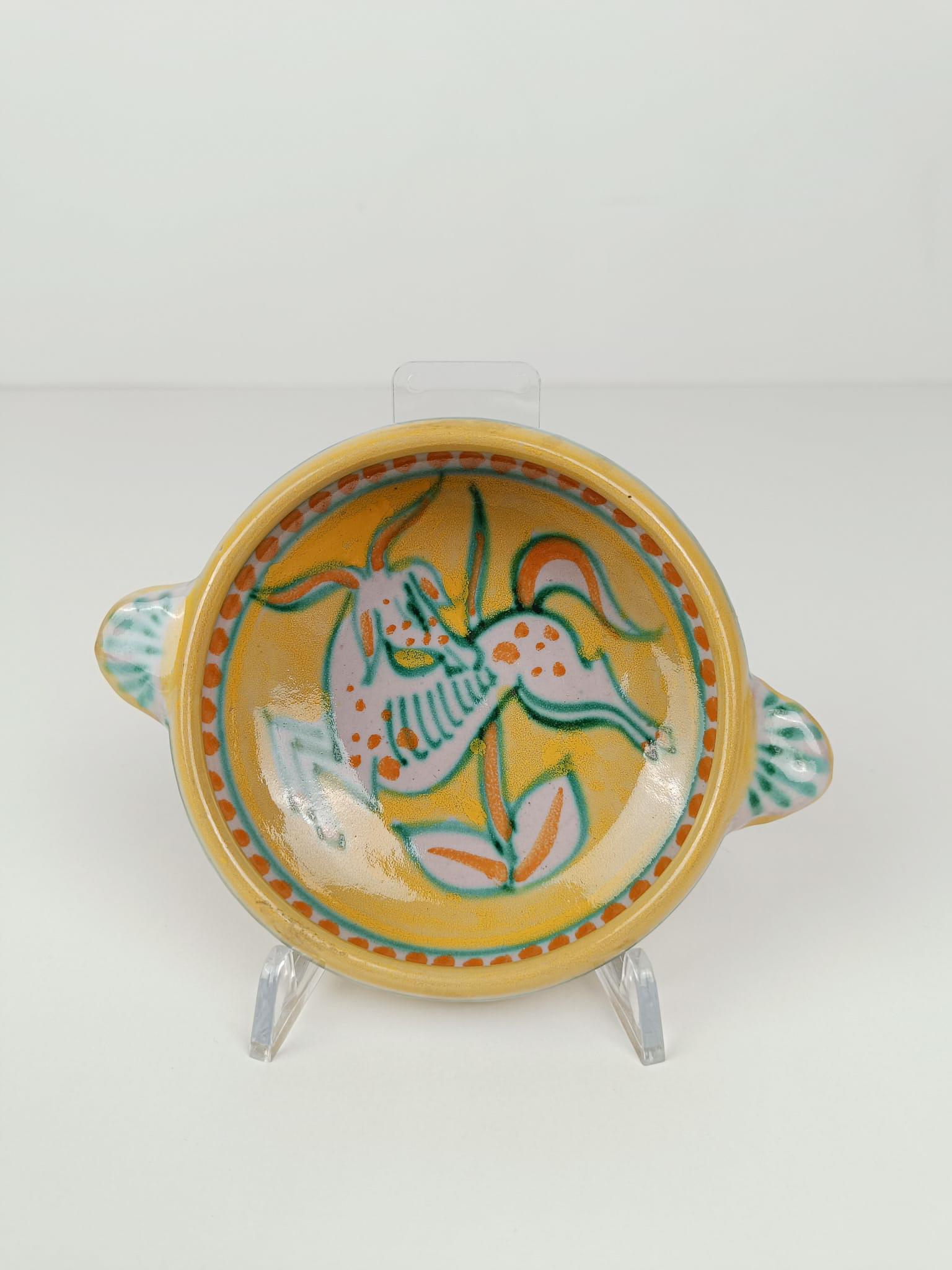 We offer you two splendid bowls with small handles made between the 30s and 50s in the important ceramic center of Vietri, located along the Amalfi coast.
Handmade and hand-painted, these vintage bowls are the result of the skills of Italian