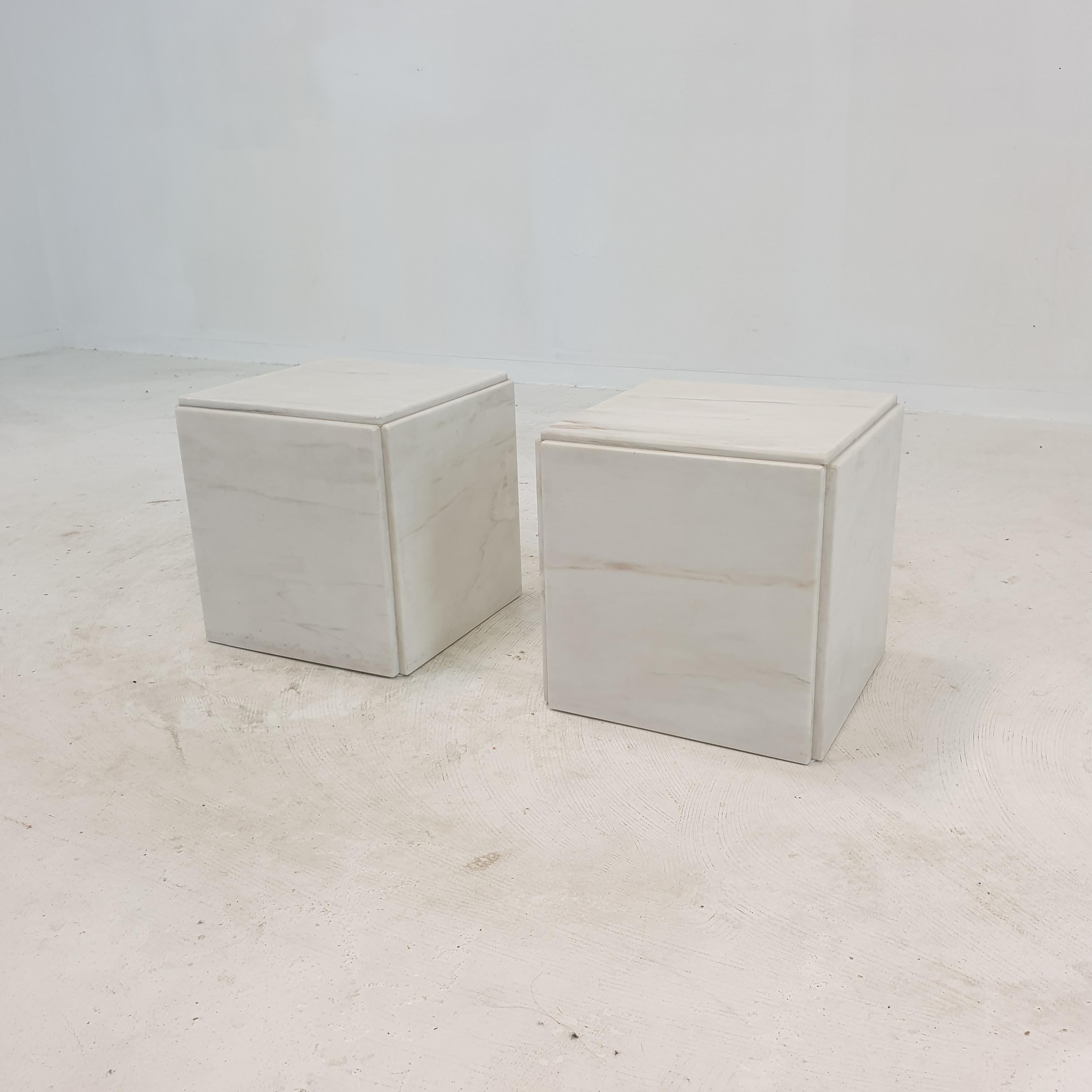 Set of 2 Italian Marble Pedestals or Side Tables, 1980's In Good Condition For Sale In Oud Beijerland, NL