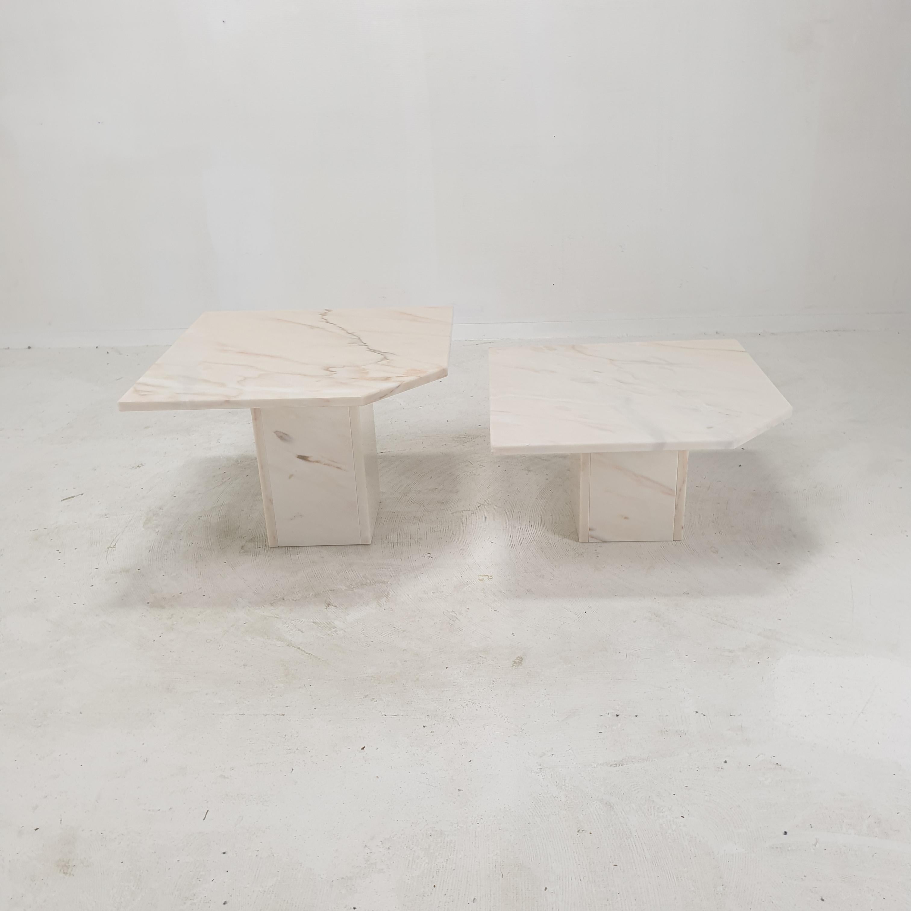 Very nice set of 2 Italian side tables, fabricated in the early 80's.
They can also be used as a coffee table.

They are handcrafted out of very beautiful marble.
The fabulous marble features a very nice pattern of different colors. 

They