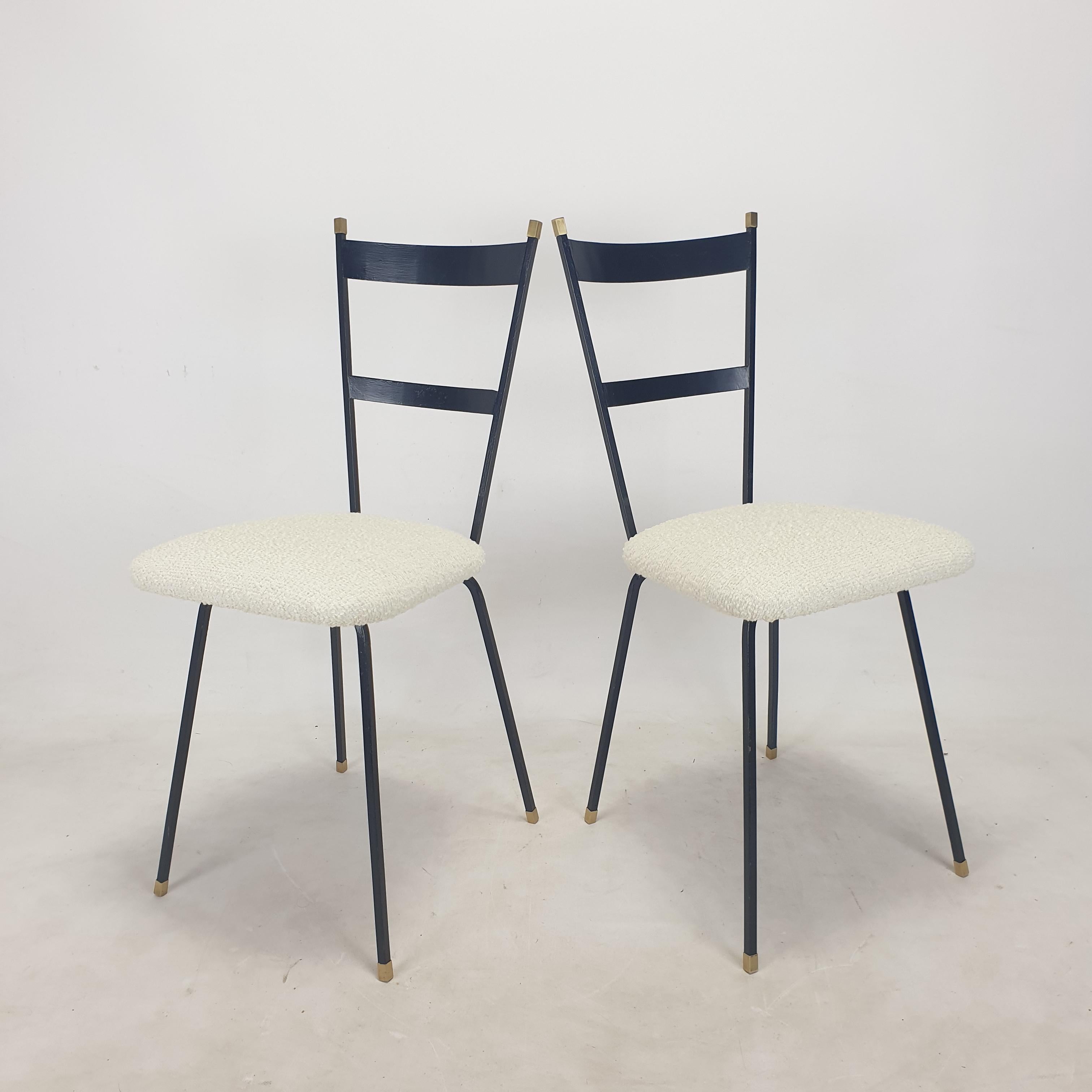 Schöner Satz italienischer Sessel, 1960er Jahre.
Aus schwarz lackiertem Stahl mit schönen Messingdetails an den Beinen und auf der Rückenlehne.

Die Stühle sind mit neuem Stoff und neuem Schaumstoff restauriert, sie sind in perfektem