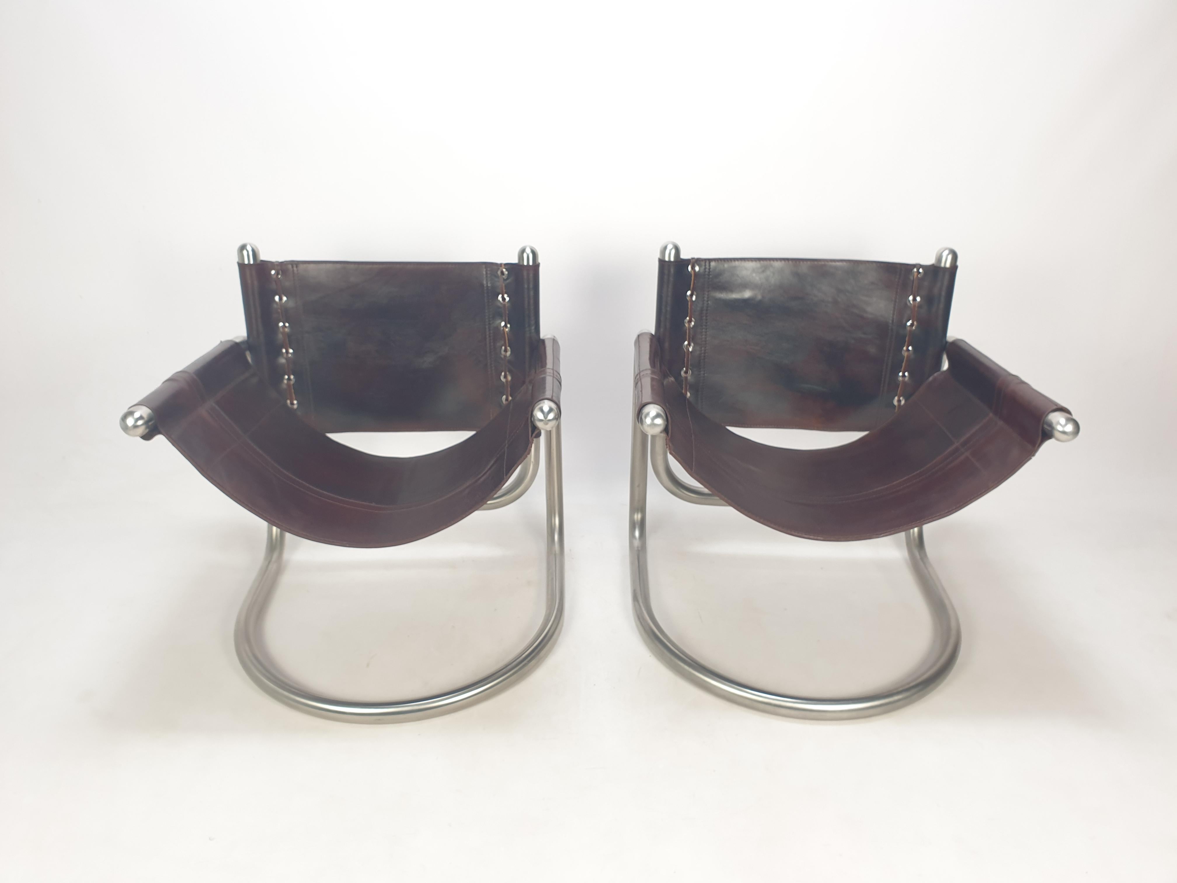 Very nice set of lounge chairs, fabricated in Italy in the 80's. 

Created with a strong tubular metal frame and stunning leather.
The high quality leather has a lovely patina.

The leather seating and backrest are solely attached to the frame,