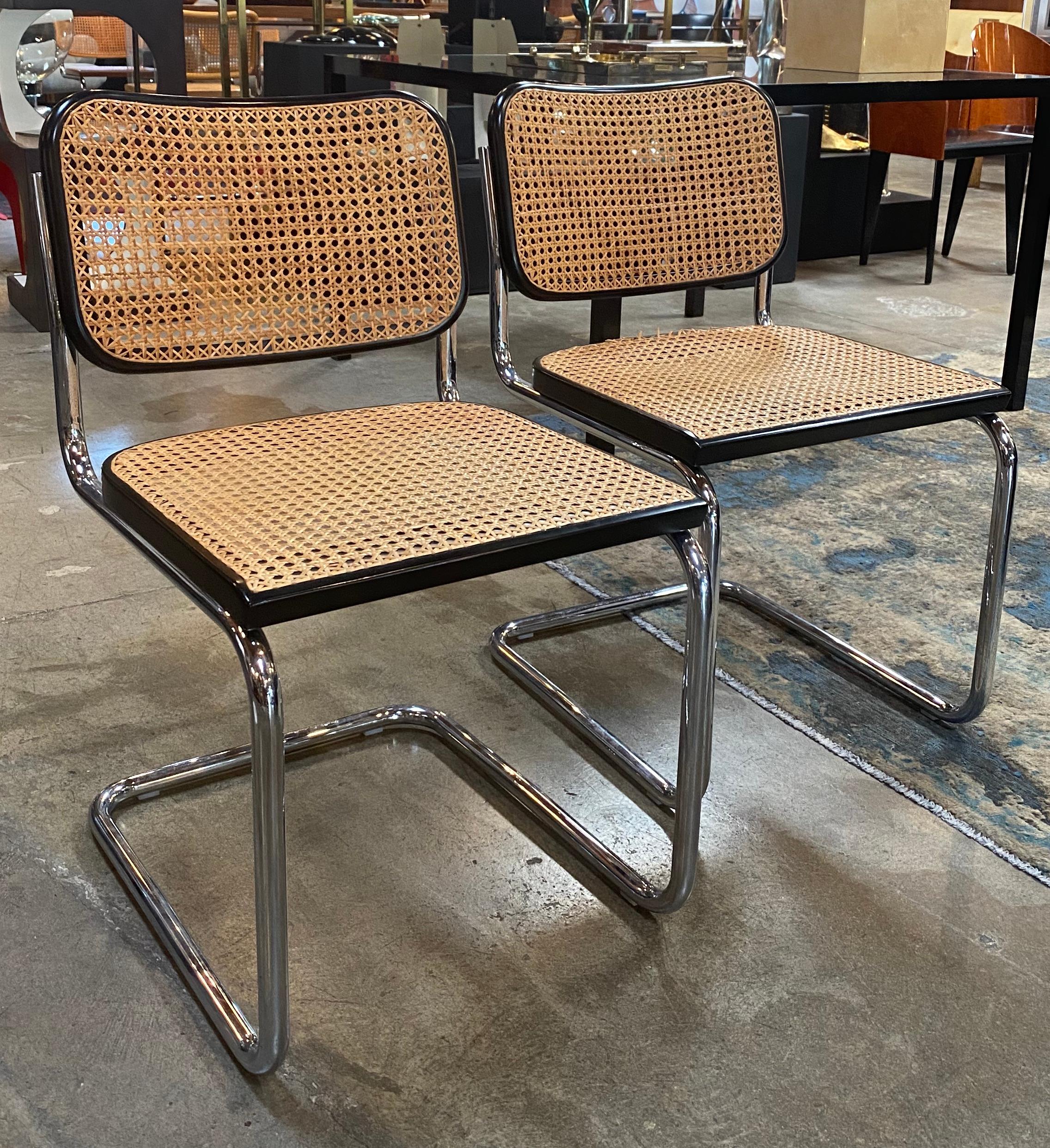 Ensemble de 2 chaises de salle à manger Cane Cesca ! magnifique

La chaise Cesca est une chaise conçue en 1928 par Marcel Breuer, qui utilise de l'acier tubulaire. Il a été nommé Cesca en hommage à la fille adoptive de Breuer, Francesca (surnommée
