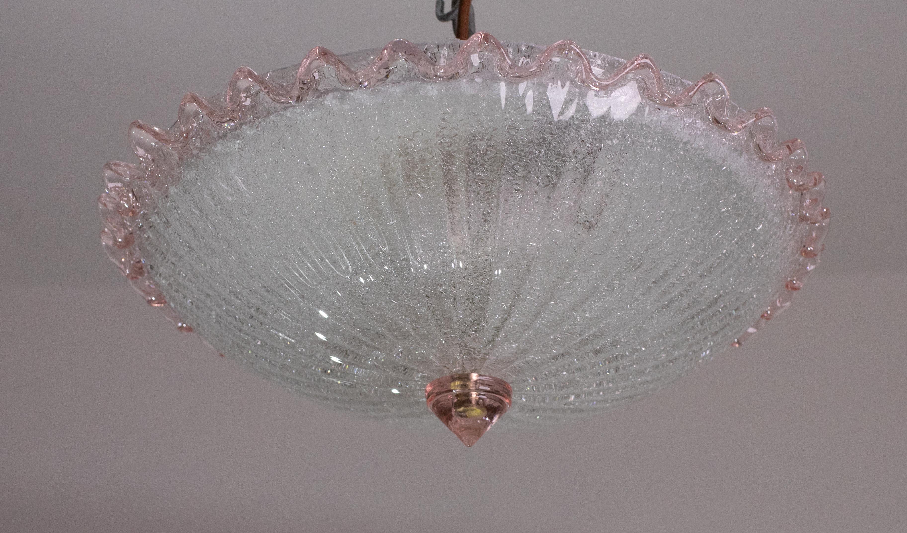 Stunning set of 3 pink and transparent/silver Murano ceiling light.
The ceiling light consists of two glass elements, the central plate plus the pink low element.
The central plate is surrounded by a wavy pink stripe typical of Venetian\Murano