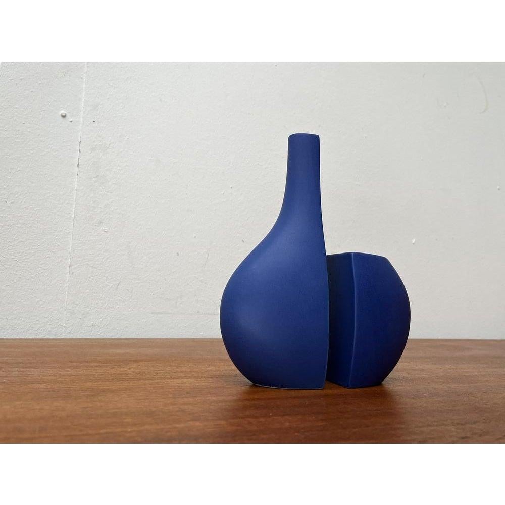 Vasi minimalisti postmoderni italiani di Bel Mondo, anni '80, set di 2, in ottime condizioni. Progettato dal 1980 al 1989 Questo pezzo ha un marchio di attribuzione.

Informazioni aggiuntive:
Materiali: Ceramica
Colore: blu
Stili: Minimalista,