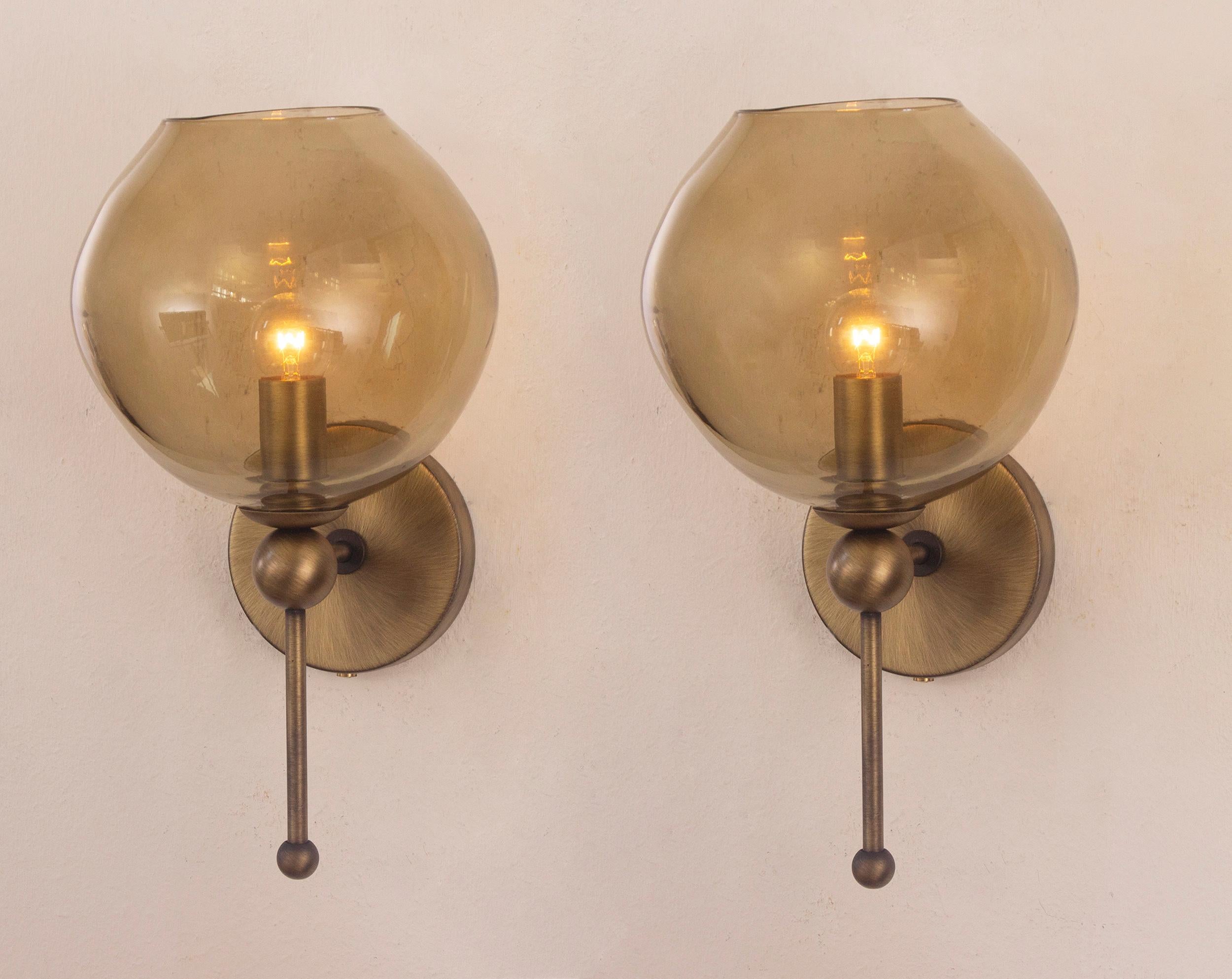 Set di 2 lampade da parete in vetro fumé di Murano, sfera in vetro soffiato a mano con struttura in ottone brunito, lampada di design Made in Italy

Dimensioni: L 21 cm x H 35 cm x P 32 cm (L 8,2