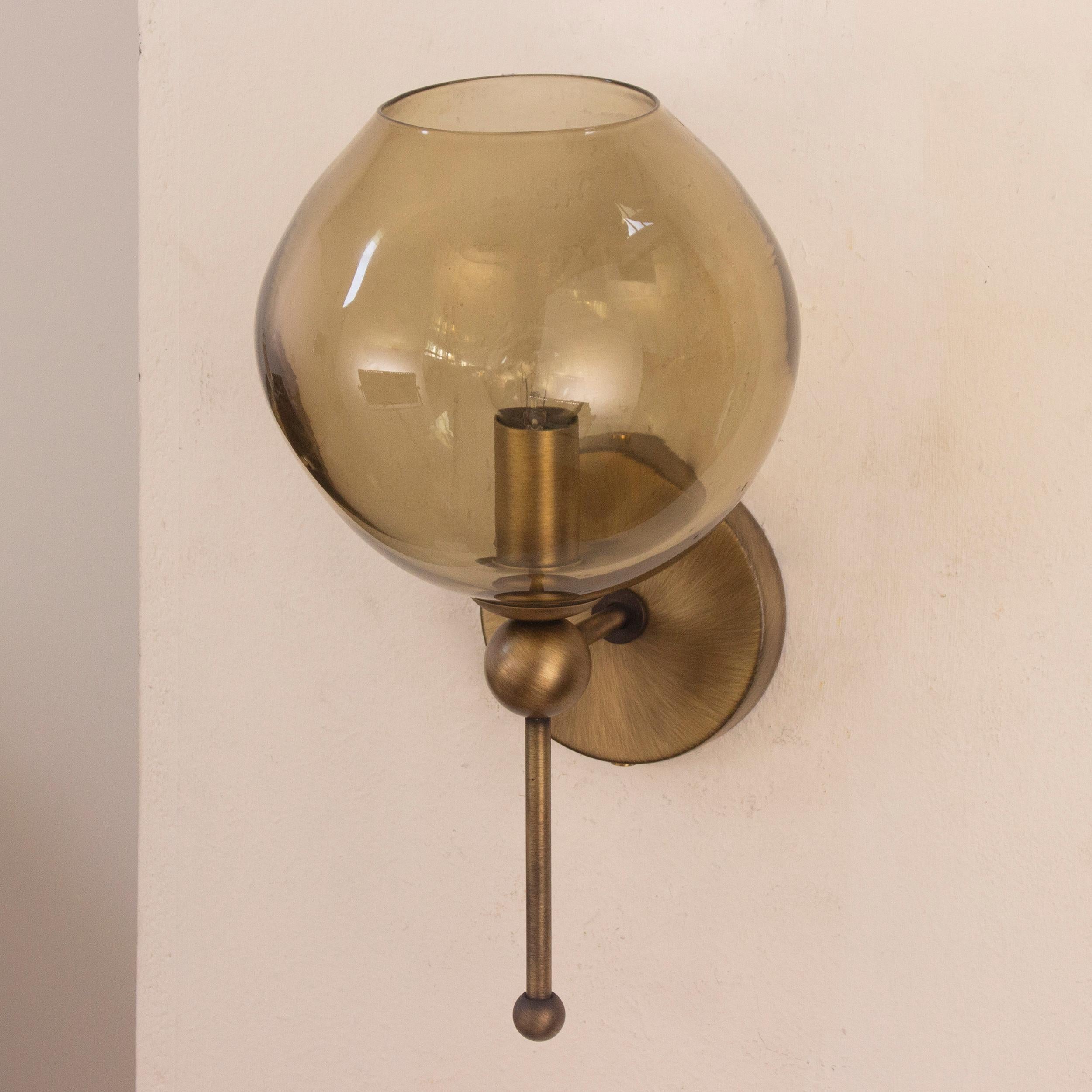 Mid-Century moderno Set di 2 appliques italiane in vetro bronzo di Murano e ottone, soffiato a mano in modo organico in vendita