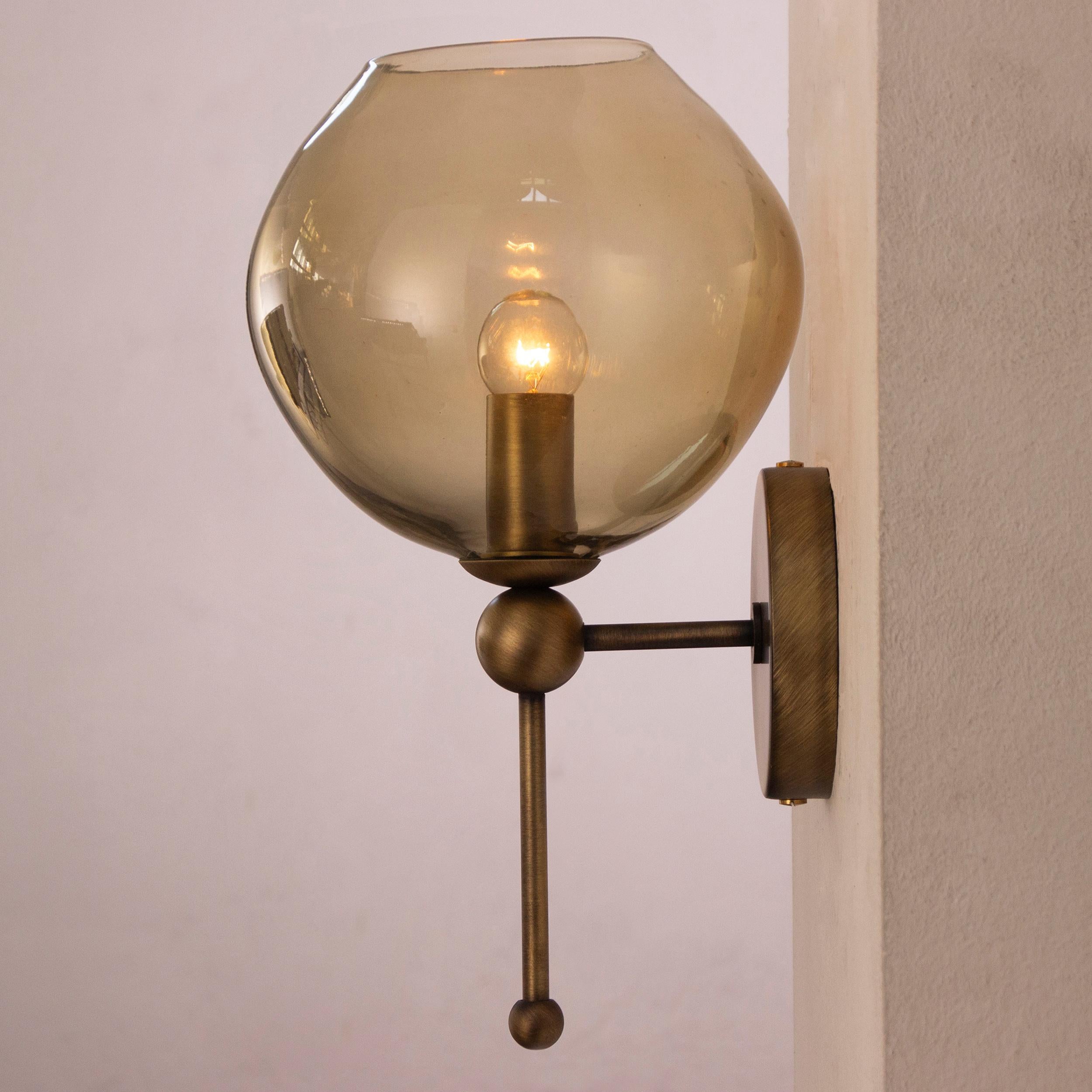 Italiano Set di 2 appliques italiane in vetro bronzo di Murano e ottone, soffiato a mano in modo organico in vendita