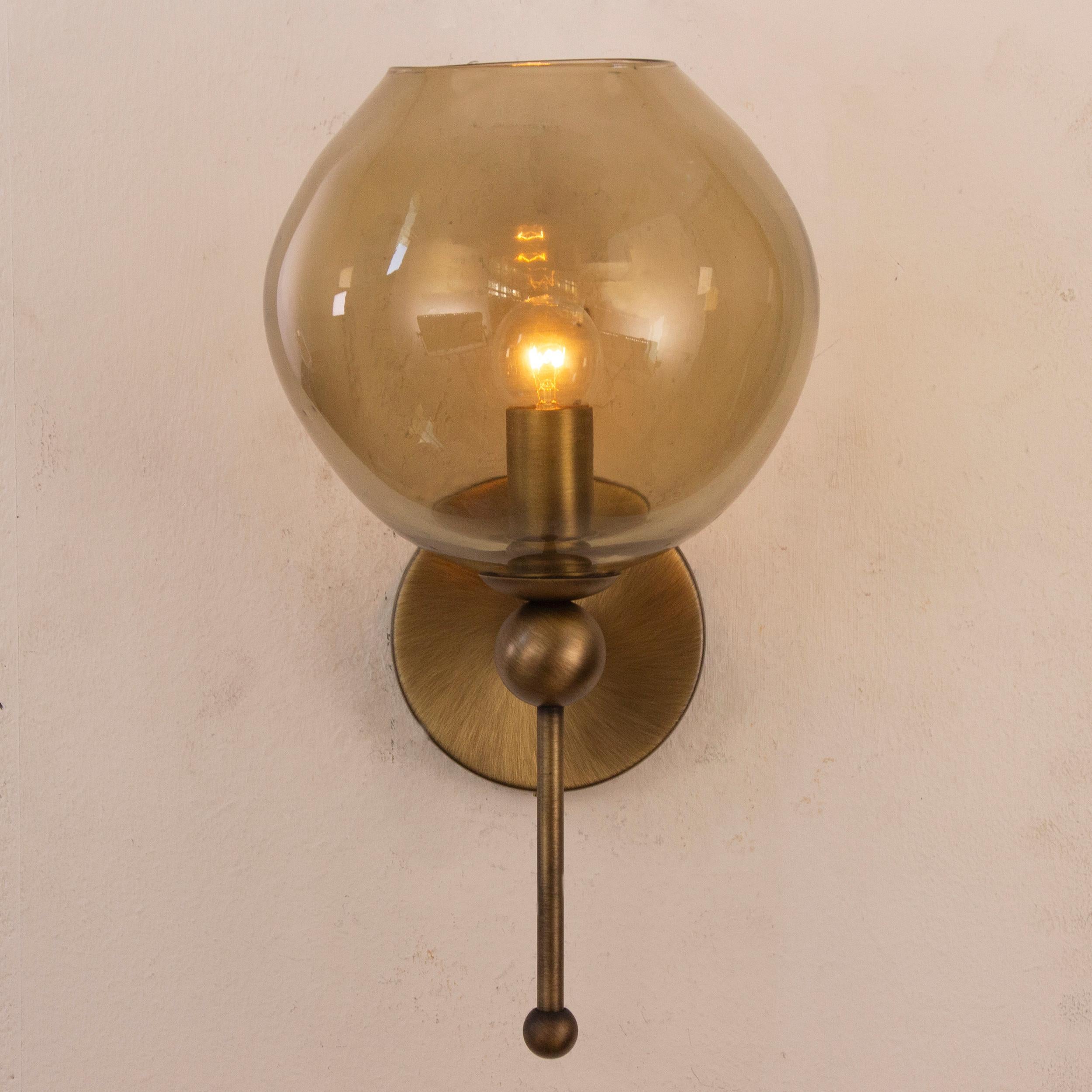 Ottone Set di 2 appliques italiane in vetro bronzo di Murano e ottone, soffiato a mano in modo organico in vendita