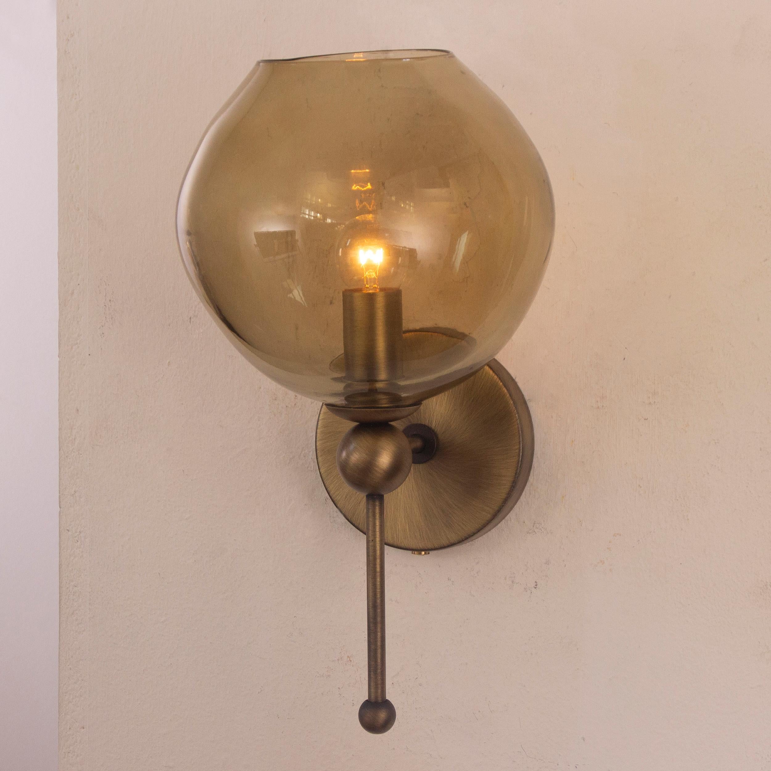 Set di 2 appliques italiane in vetro bronzo di Murano e ottone, soffiato a mano in modo organico in vendita 1