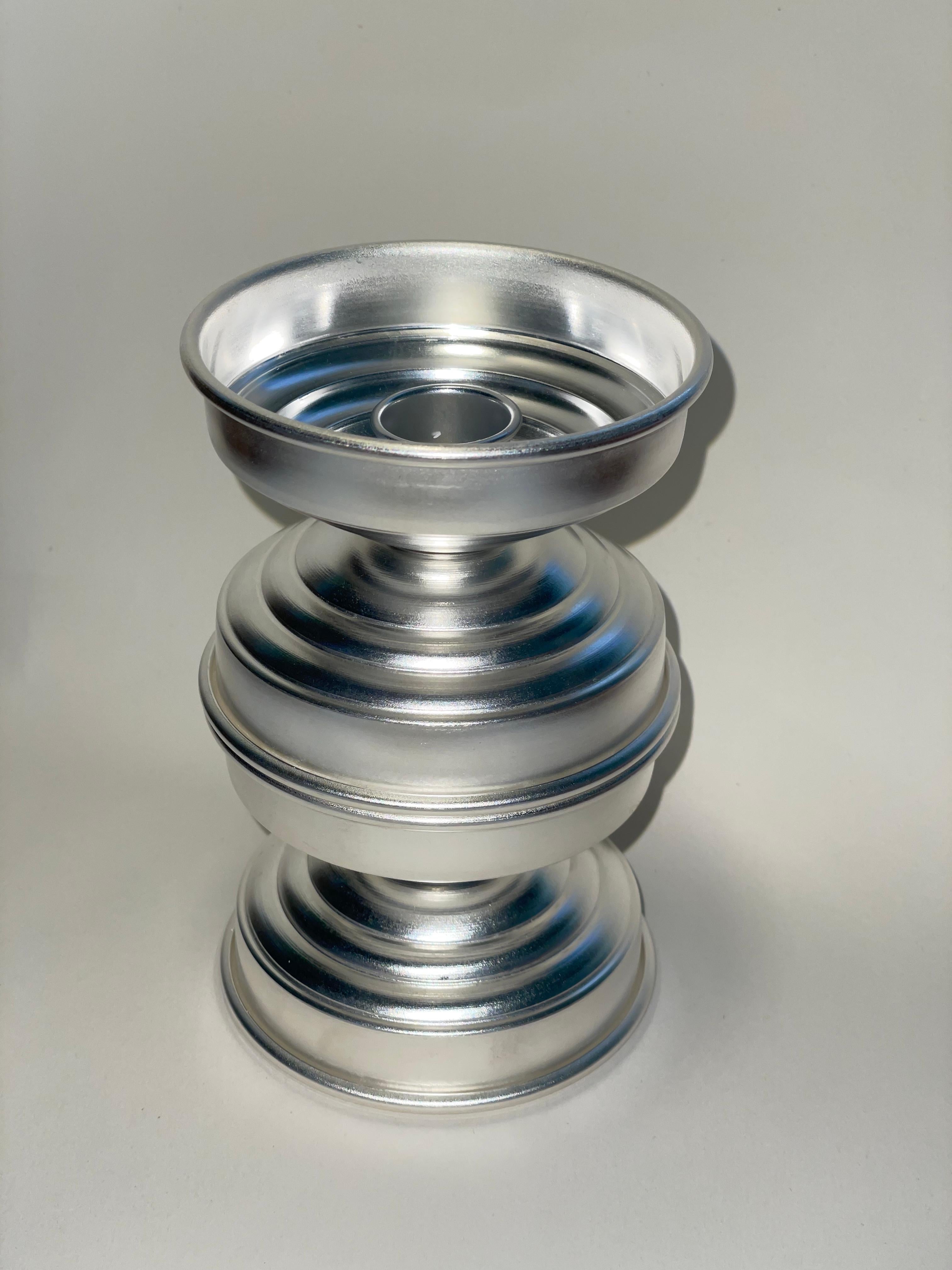 Set di 2 candelieri italiani in ottone placcato argento con design scultoreo contemporaneo

Questo candeliere in ottone argentato è un oggetto scultoreo di design italiano che combina un'artigianalità raffinata con un'estetica contemporanea.