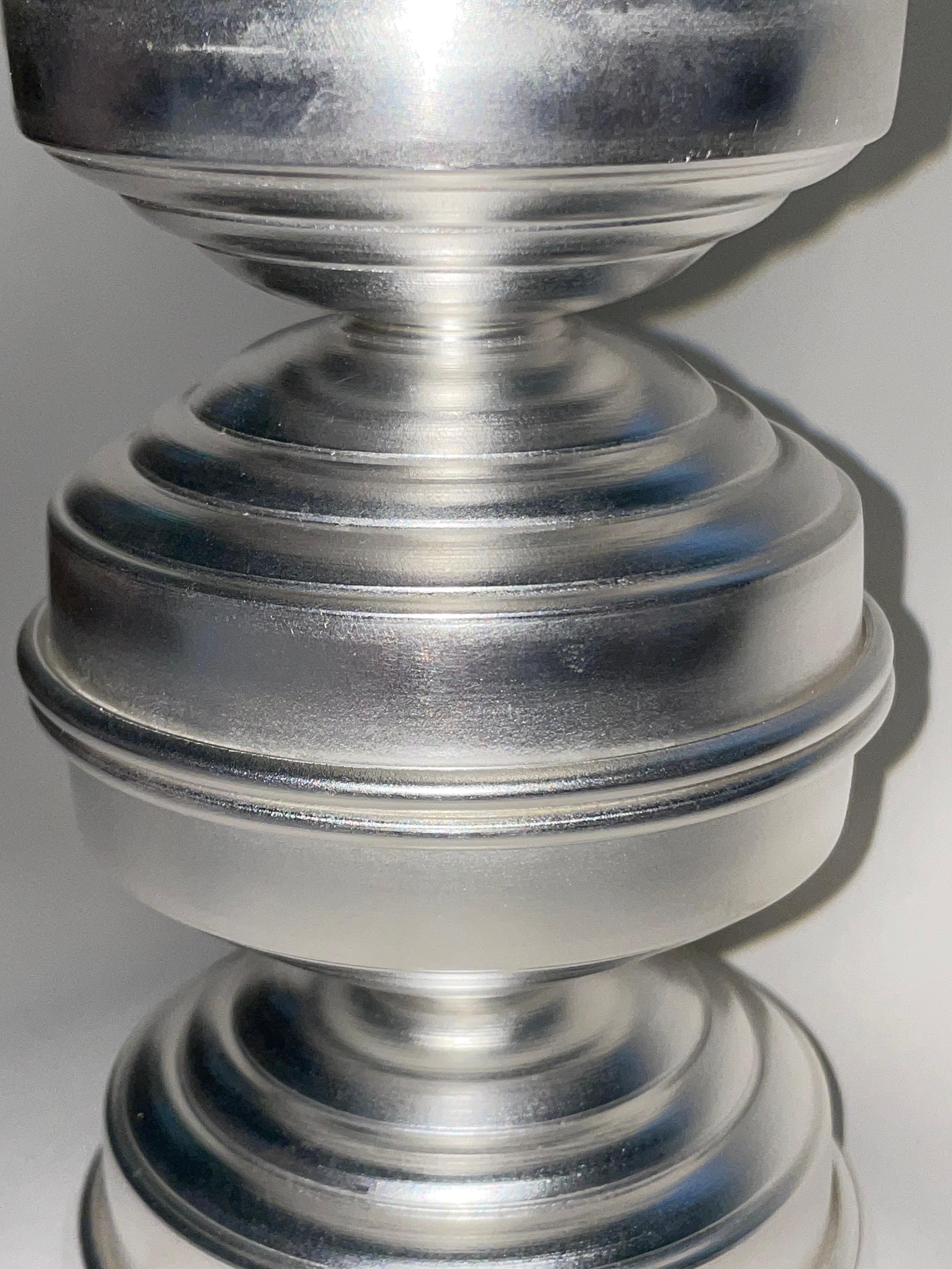Spazzolato Set di 2 candelieri italiani in ottone placcato argento, design scultoreo contemporaneo in vendita