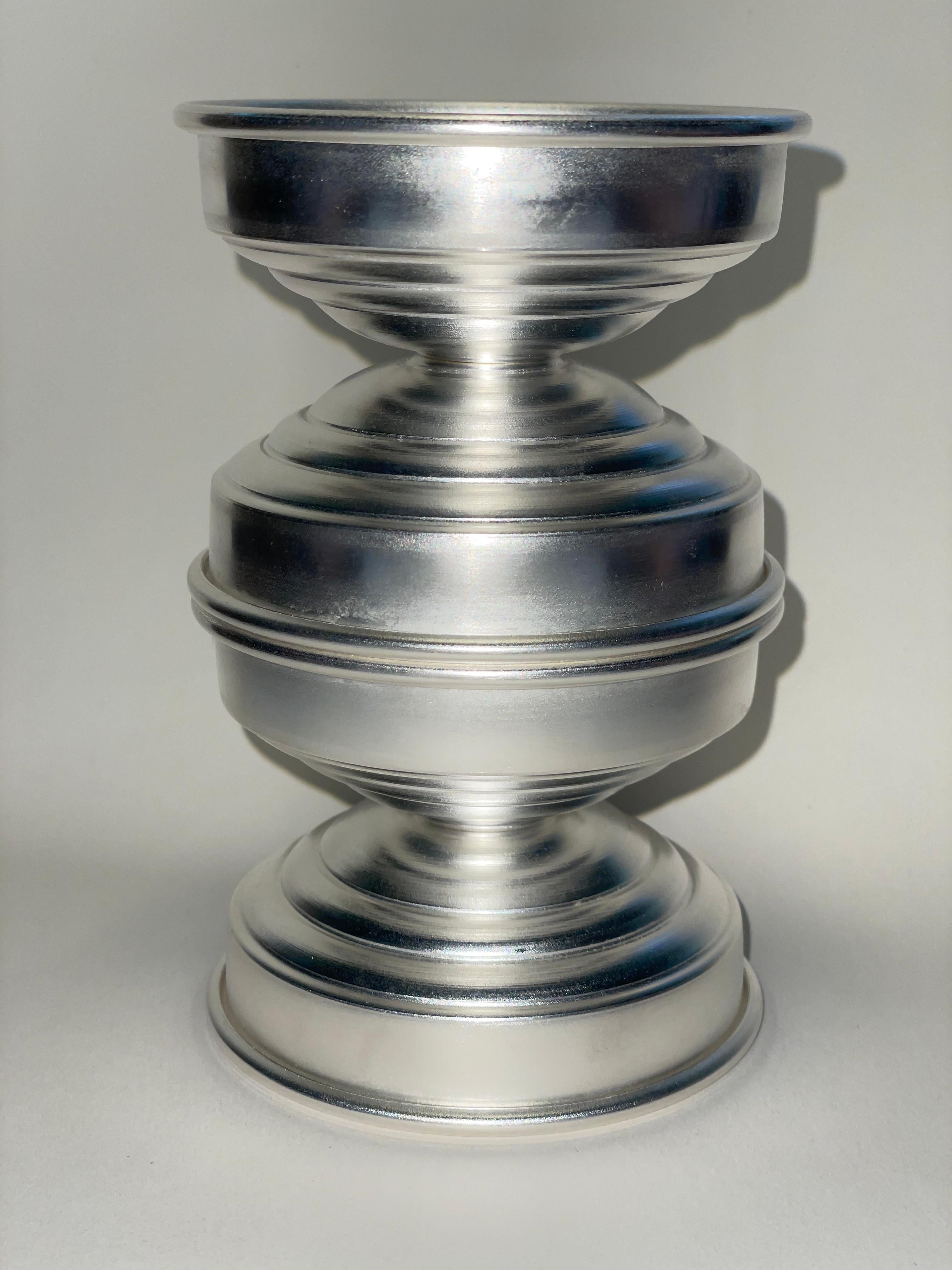 Set di 2 candelieri italiani in ottone placcato argento, design scultoreo contemporaneo In condizioni Nuovo in vendita a Milano, Lombardia