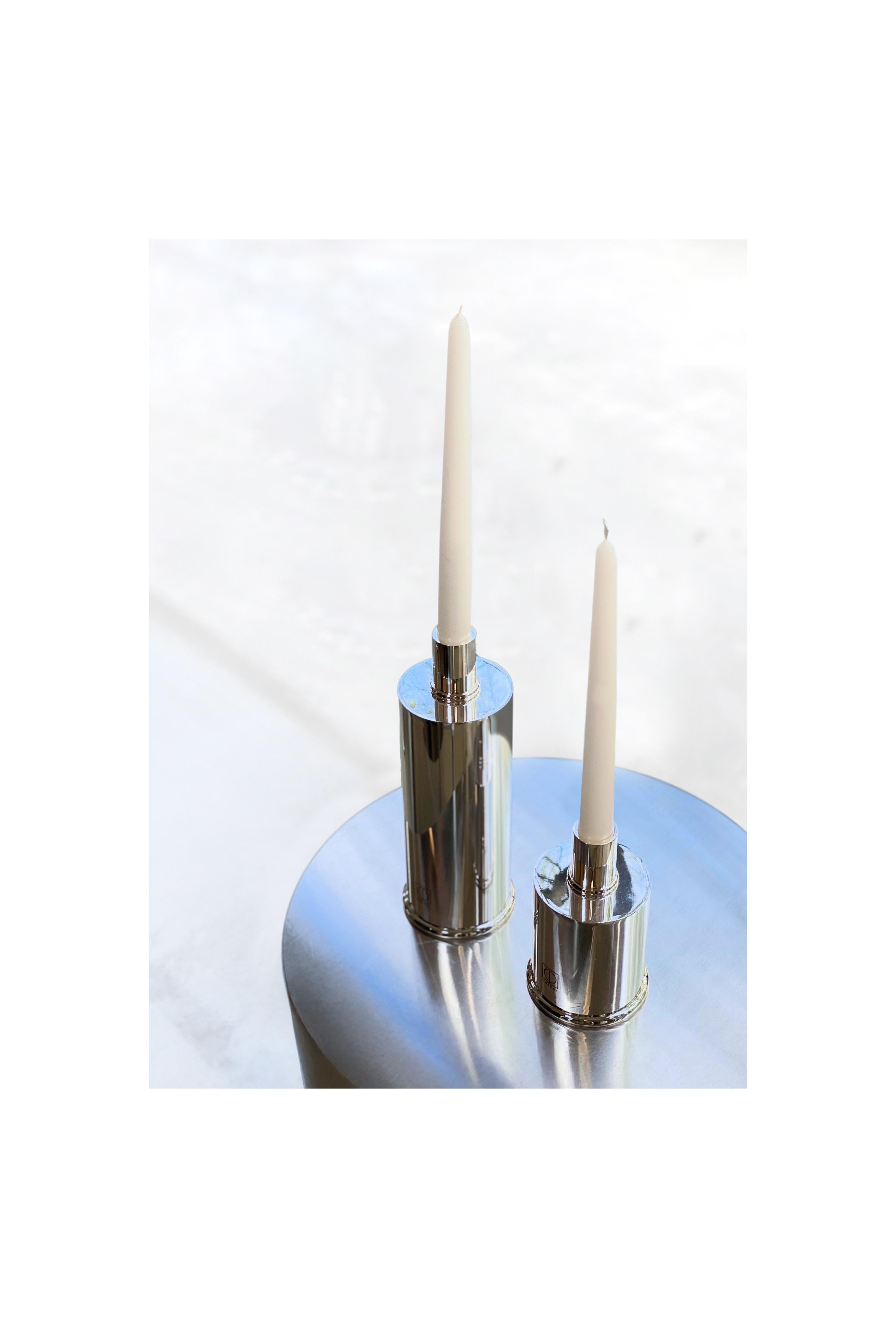 2er Set italienischer versilberter Kerzenleuchter, handgefertigtes Design, auf Lager (21. Jahrhundert und zeitgenössisch) im Angebot