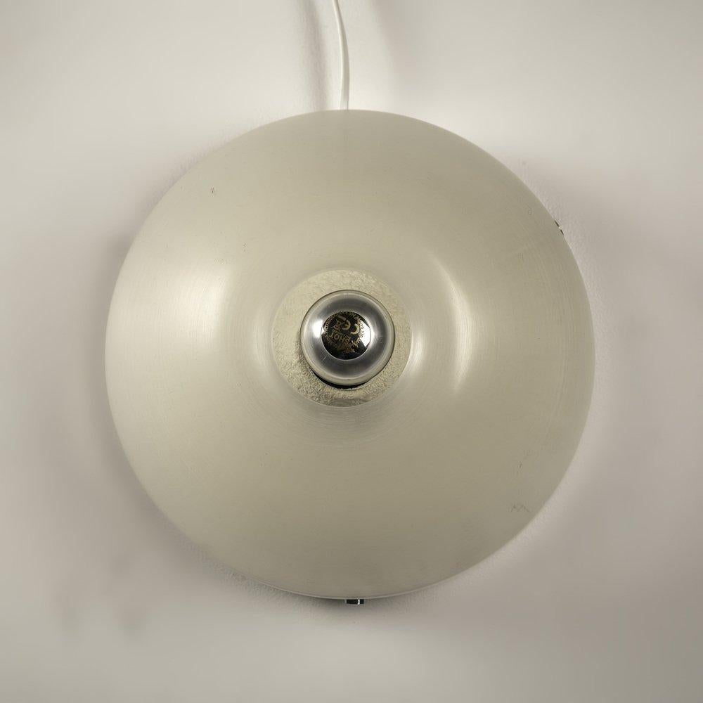 Investire in questa coppia di lampade da tavolo italiane di Yoshiko Hasebe per Harvey Guzzini degli anni '60 rappresenta una rara opportunità di acquisire pezzi iconici del design di metà secolo che fondono perfettamente forma e funzione. La