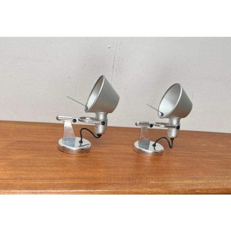 Un set di due luci Tolomeo Faretto. La versione della lampada da parete della serie tolomeo di Artemide.

Come tutti i tolomei, una lampada molto funzionale. La testa può essere ruotata e inclinata. La luce è principalmente diretta. Inoltre, una