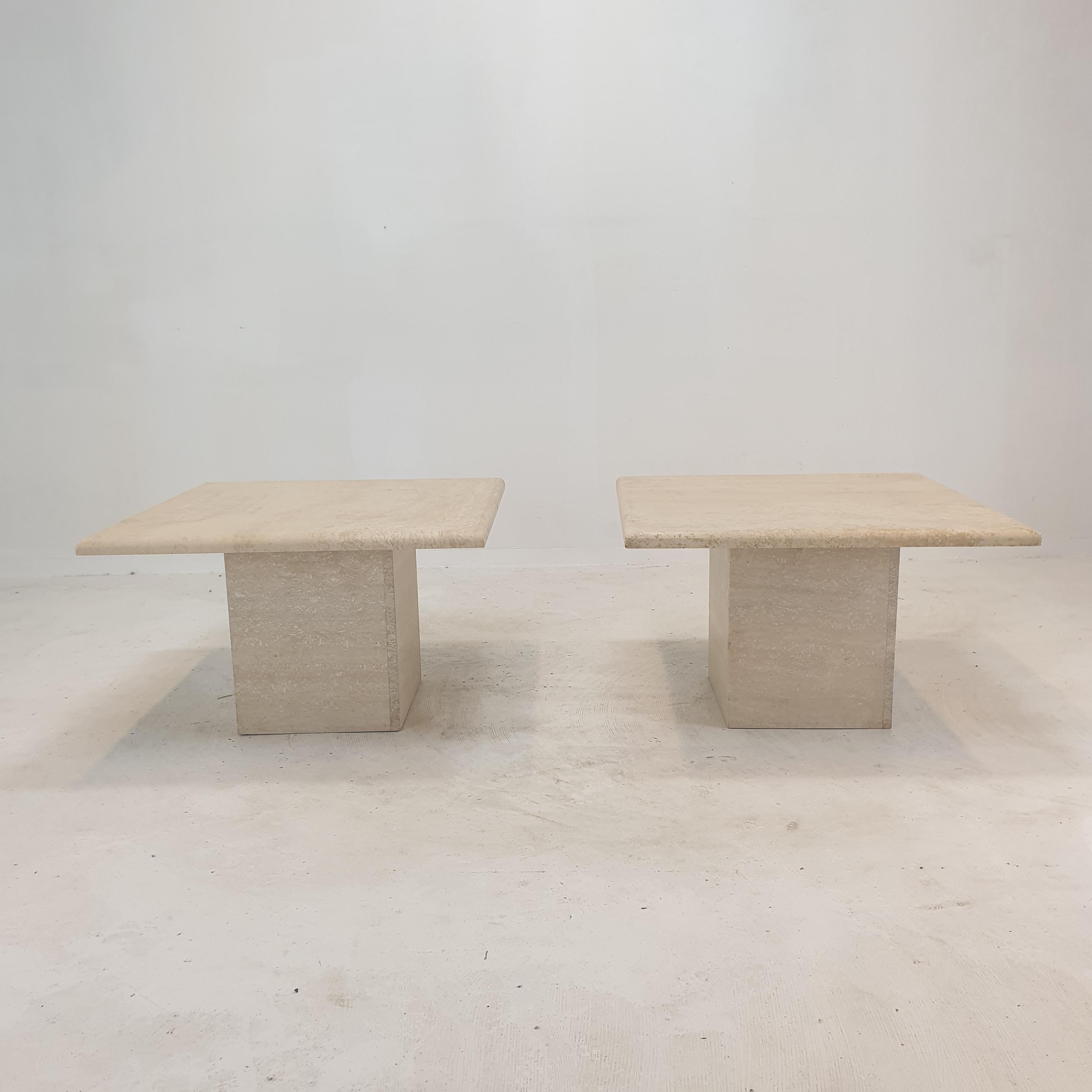 Superbe ensemble de 2 tables basses ou d'appoint italiennes, fabriquées à la main en travertin. 
Ils peuvent être utilisés à l'intérieur ou à l'extérieur de la maison.

La plaque et le socle sont en beau travertin.
Veuillez prendre note des très