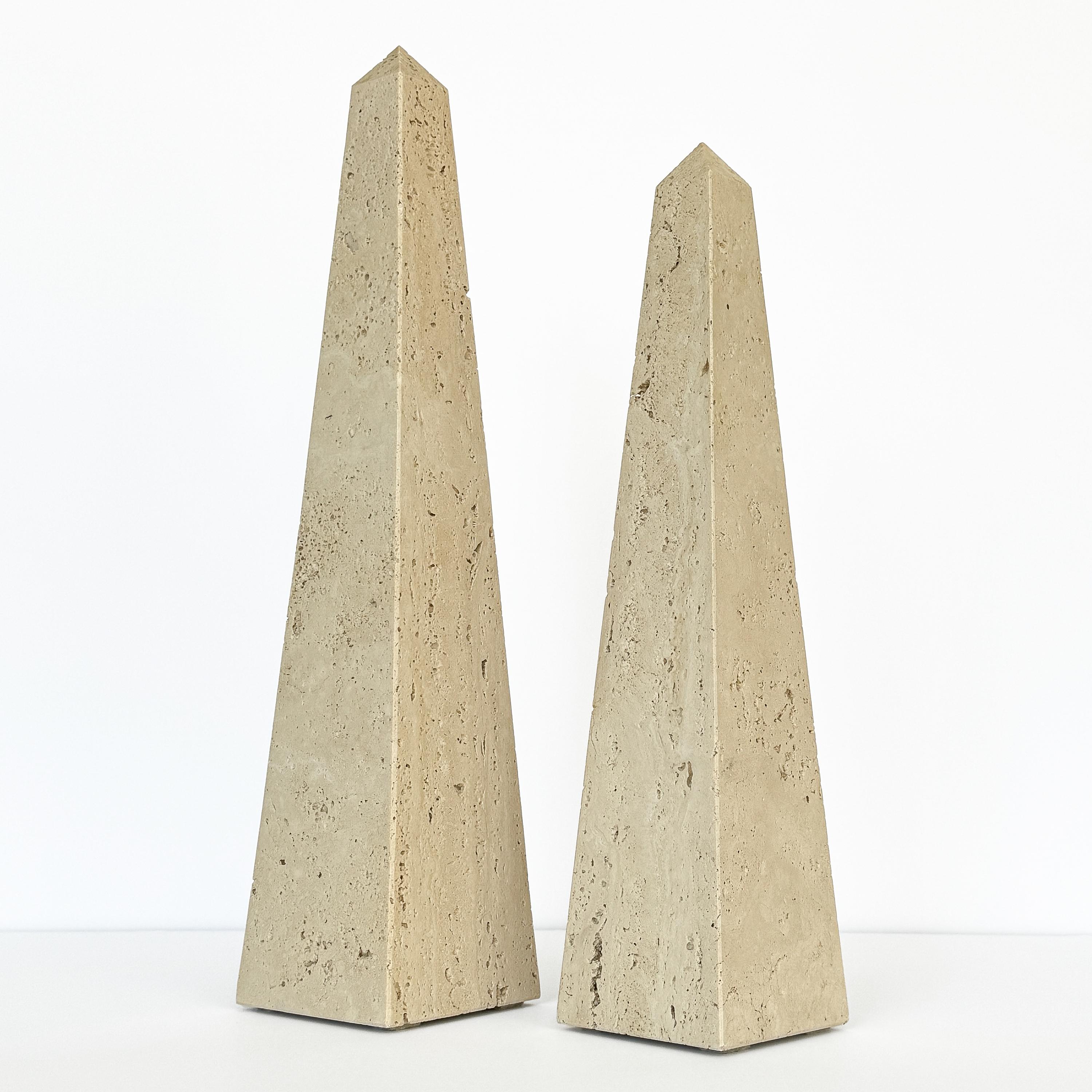 Set of 2 Italian Travertine Obelisk Sculptures In Good Condition For Sale In Chicago, IL