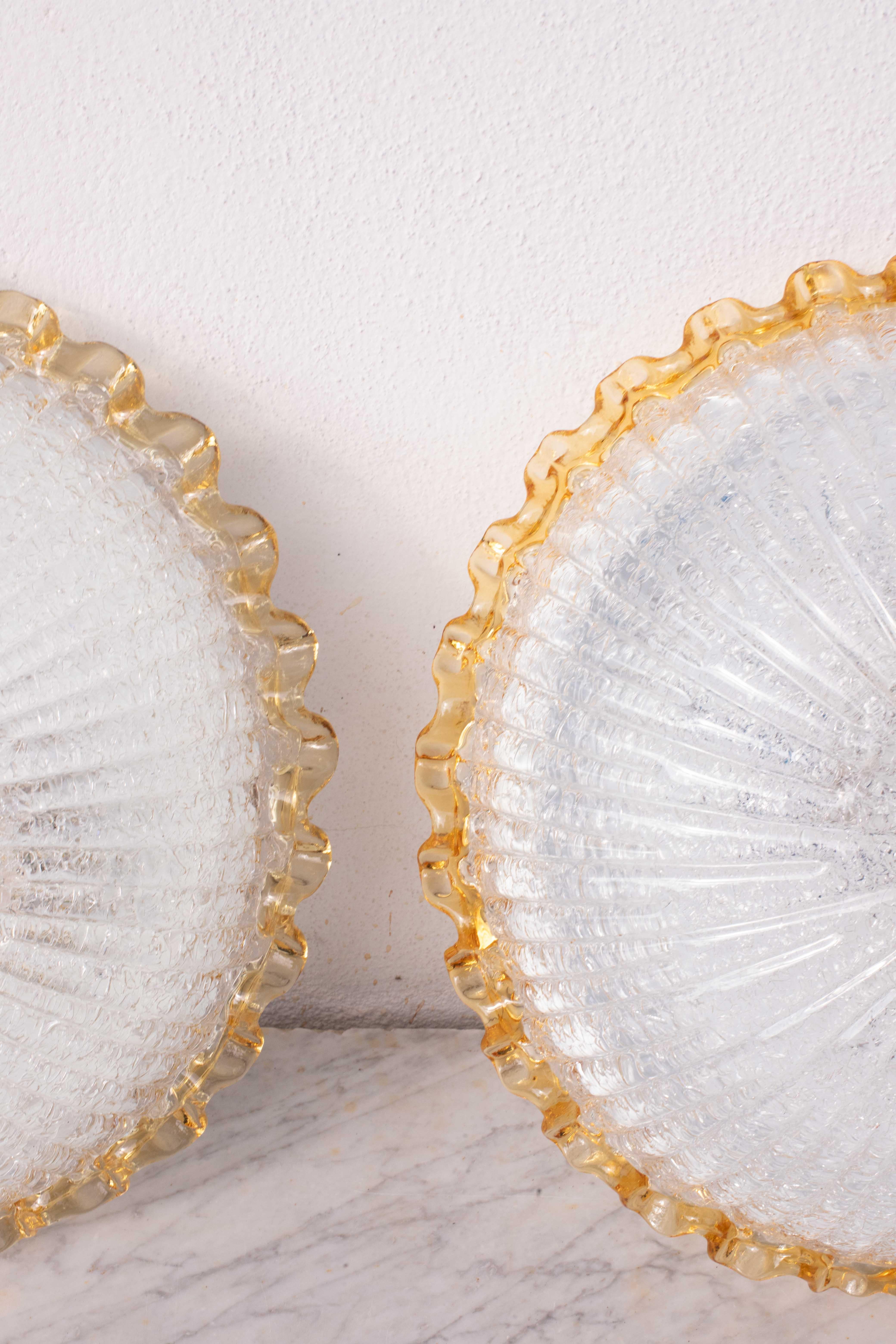 Lot de 2 extraordinaires plafonniers de Murano de couleur jaune/orange et transparent/argent.
Le plafonnier se compose de deux éléments en verre, la plaque centrale et l'élément bas orange.
La plaque centrale est entourée d'une bande orange ondulée,
