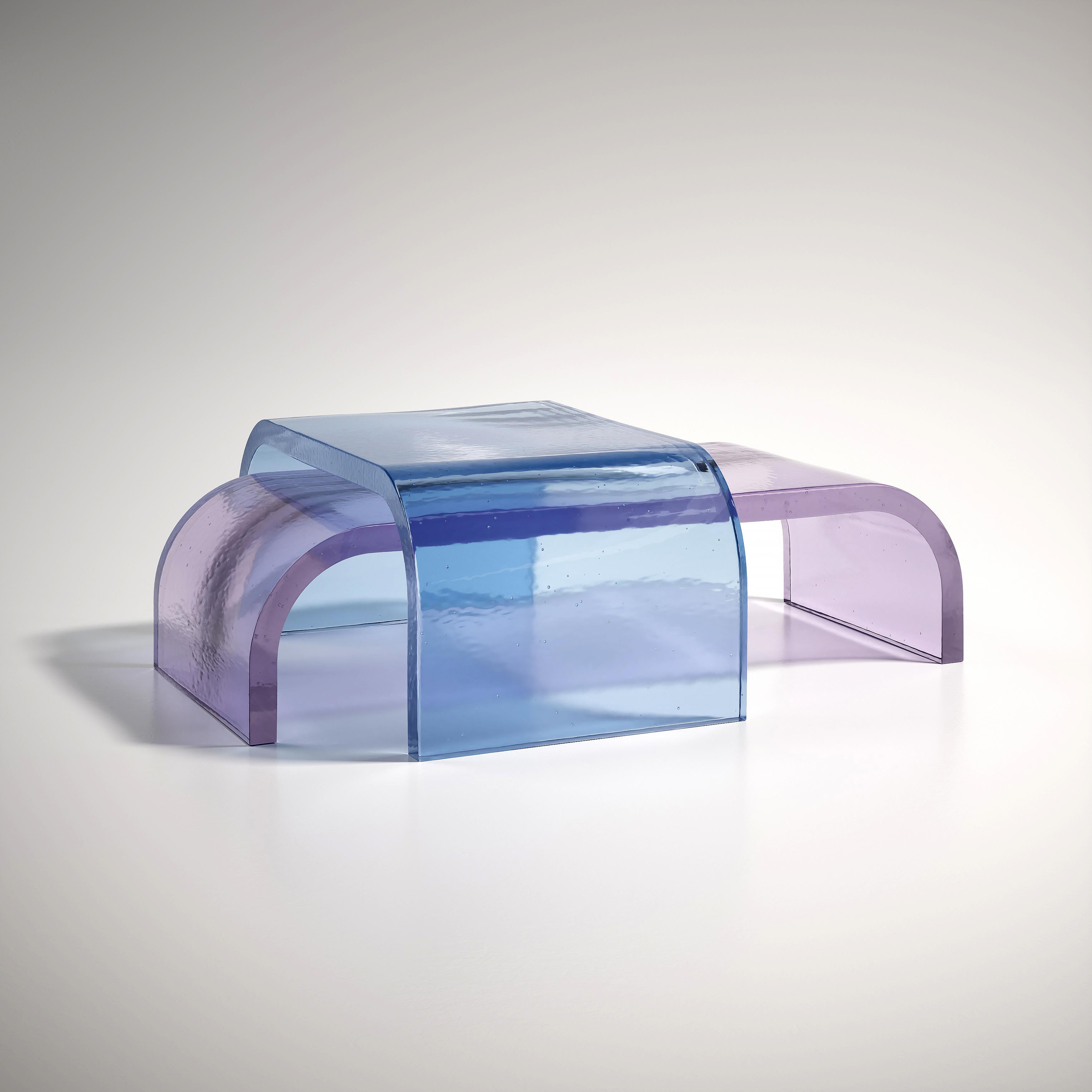 2er-Set Itzel Couchtische aus klarem und geätztem Gussglas von Fred and Juul im Zustand „Neu“ im Angebot in Geneve, CH