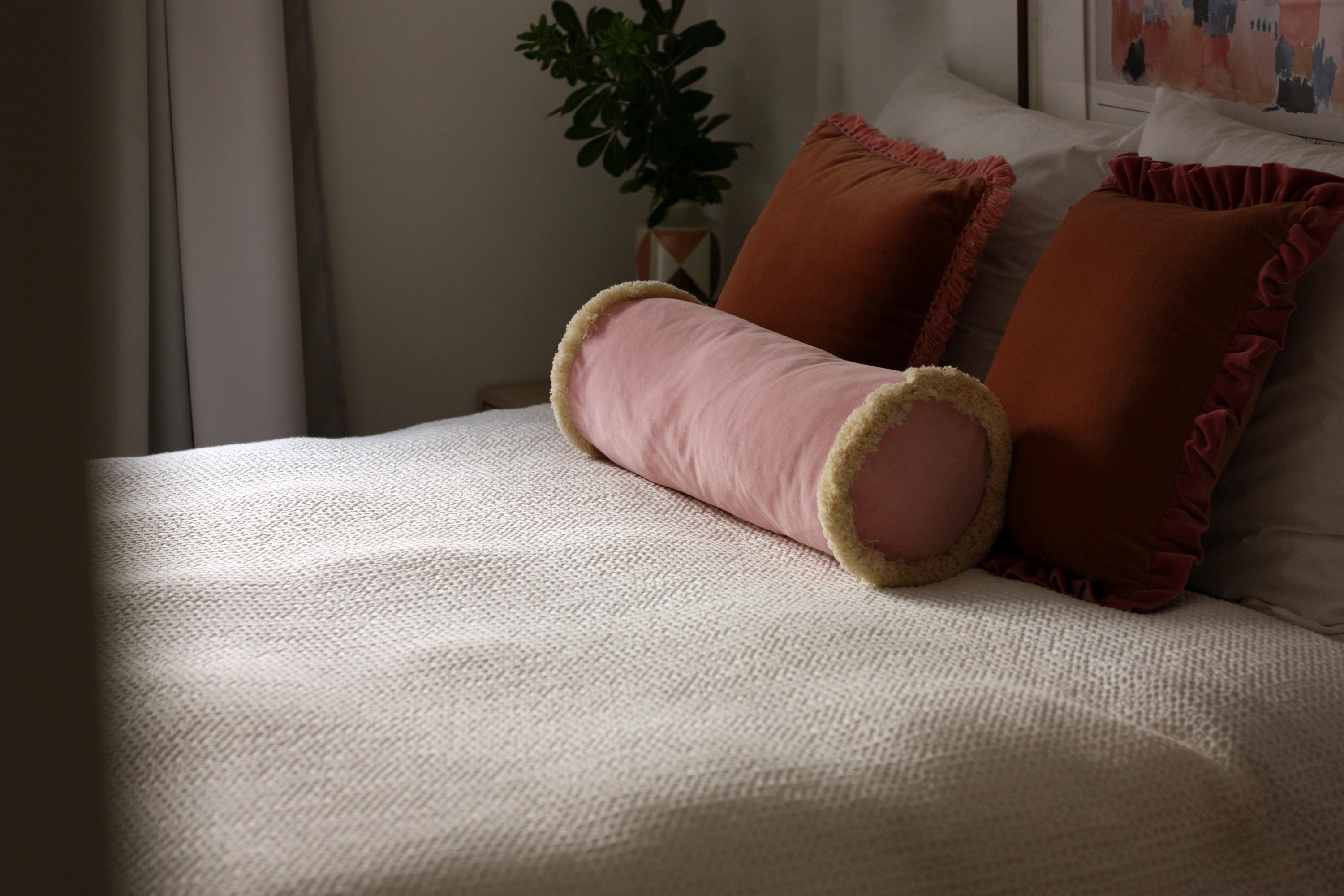 Transforma tu espacio con un talismán para el hogar de belleza, buenas energías y confort.
Eleva el ambiente de tu hogar con este conjunto de 2 cojines artesanales, diseñados para aportar belleza, energías positivas y confort.
Cada cojín está hecho