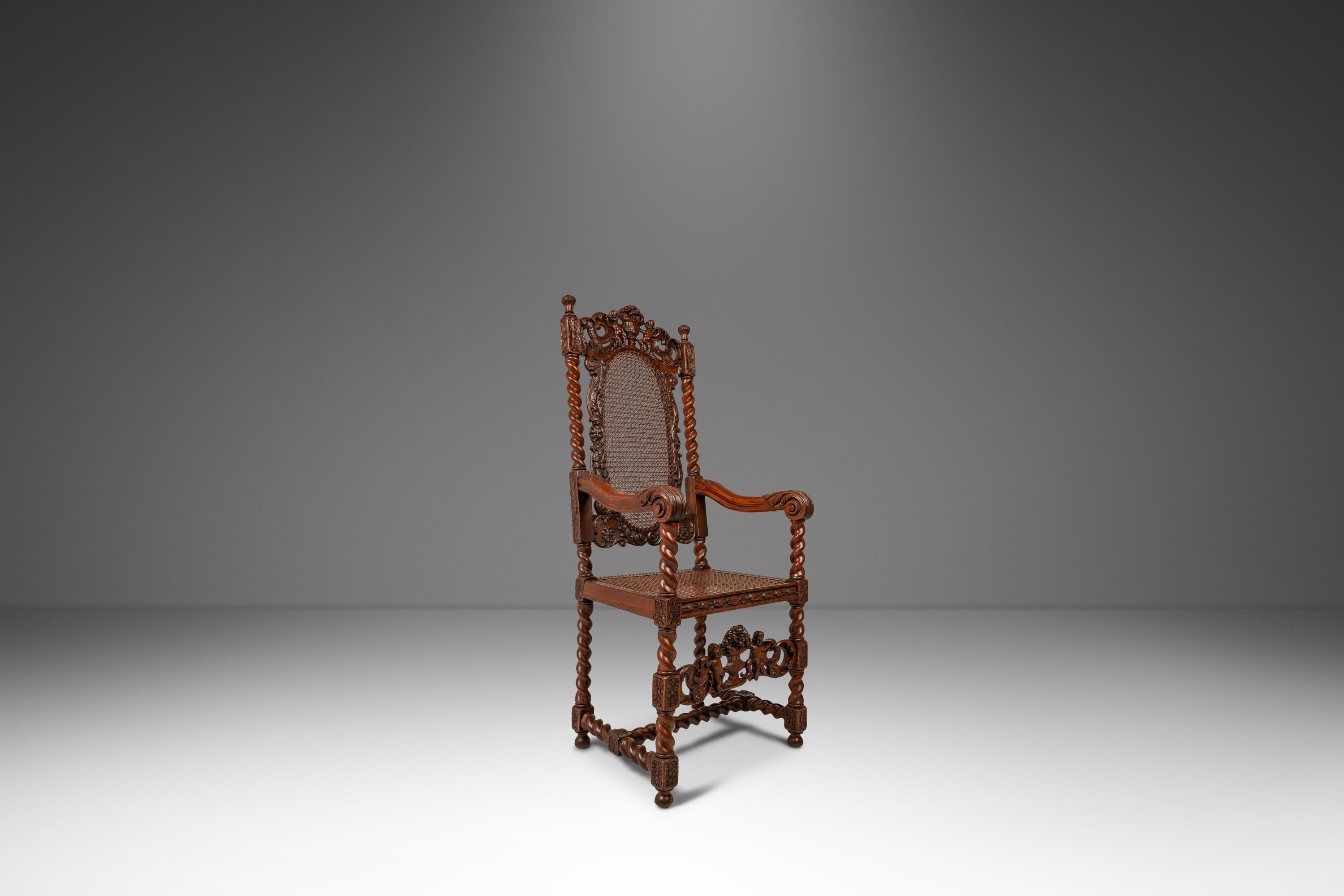  Voici un ensemble incroyablement rare et bien préservé de fauteuils sculptés à la main de style Stuart/baroque jacobéen produits dans l'Angleterre victorienne dans les années 1890 pendant le mouvement de renouveau baroque qui a balayé l'Europe de