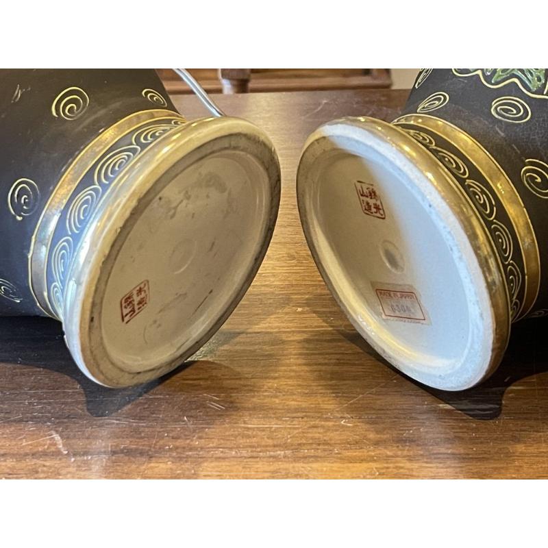 Set of 2 Japanese Satsuma Vases in Polychrome Painted Ceramic For Sale 8