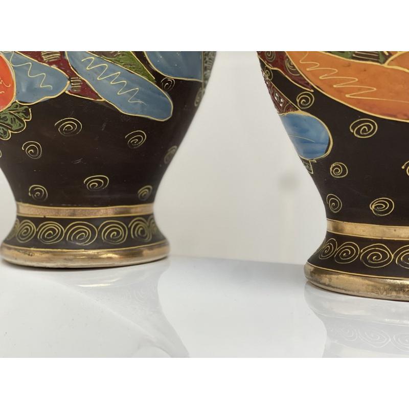 Set of 2 Japanese Satsuma Vases in Polychrome Painted Ceramic For Sale 9