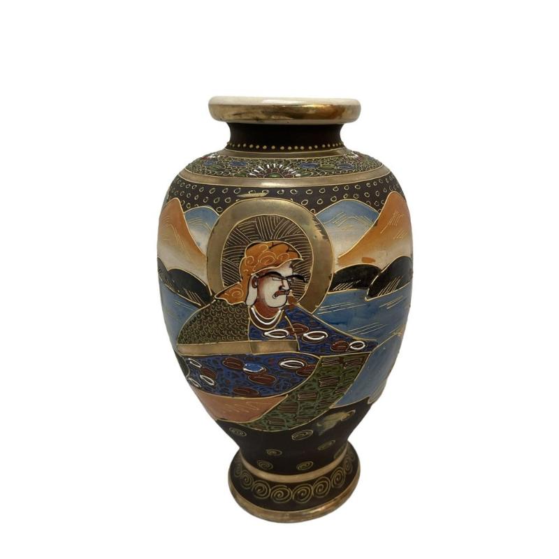 Set of 2 Japanese Satsuma Vases in Polychrome Painted Ceramic For Sale 12