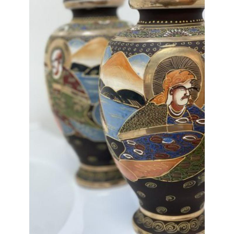 20th Century Set of 2 Japanese Satsuma Vases in Polychrome Painted Ceramic For Sale