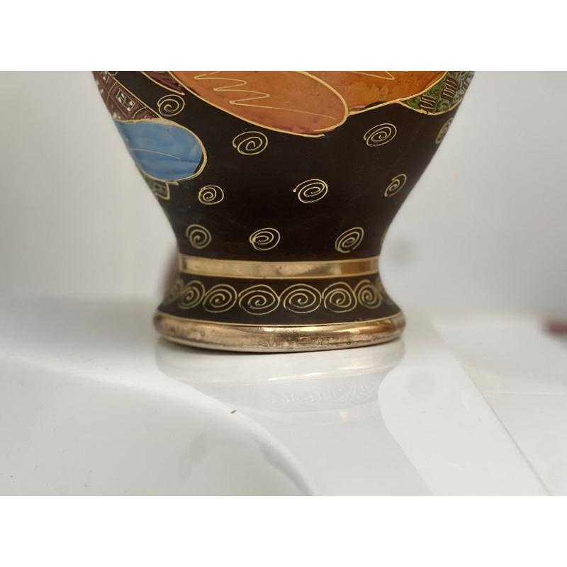 Set of 2 Japanese Satsuma Vases in Polychrome Painted Ceramic For Sale 3