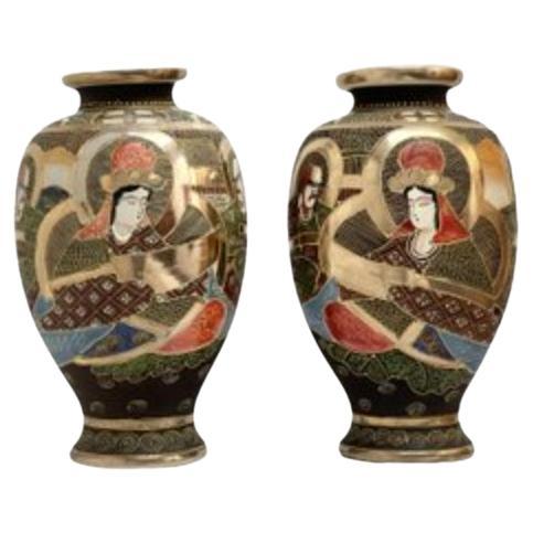 Set of 2 Japanese Satsuma Vases in Polychrome Painted Ceramic For Sale