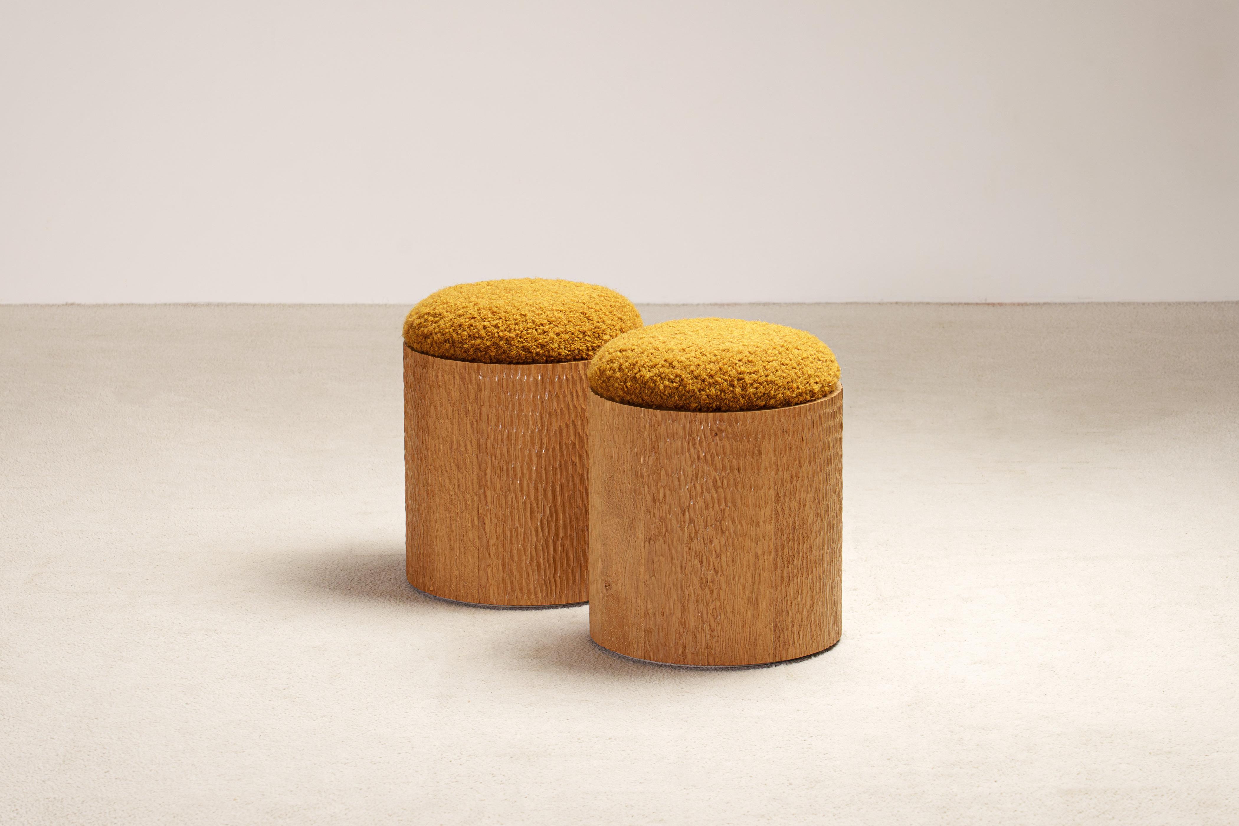 Juego de 2 taburetes Jessie de Proisy Studio.

Jessie es un elegante y refinado taburete tallado a mano diseñado por Proisy Studio. El trabajo artesanal de talla en gubia hace que cada pieza sea única y añada un toque de textura, vitalidad y emoción
