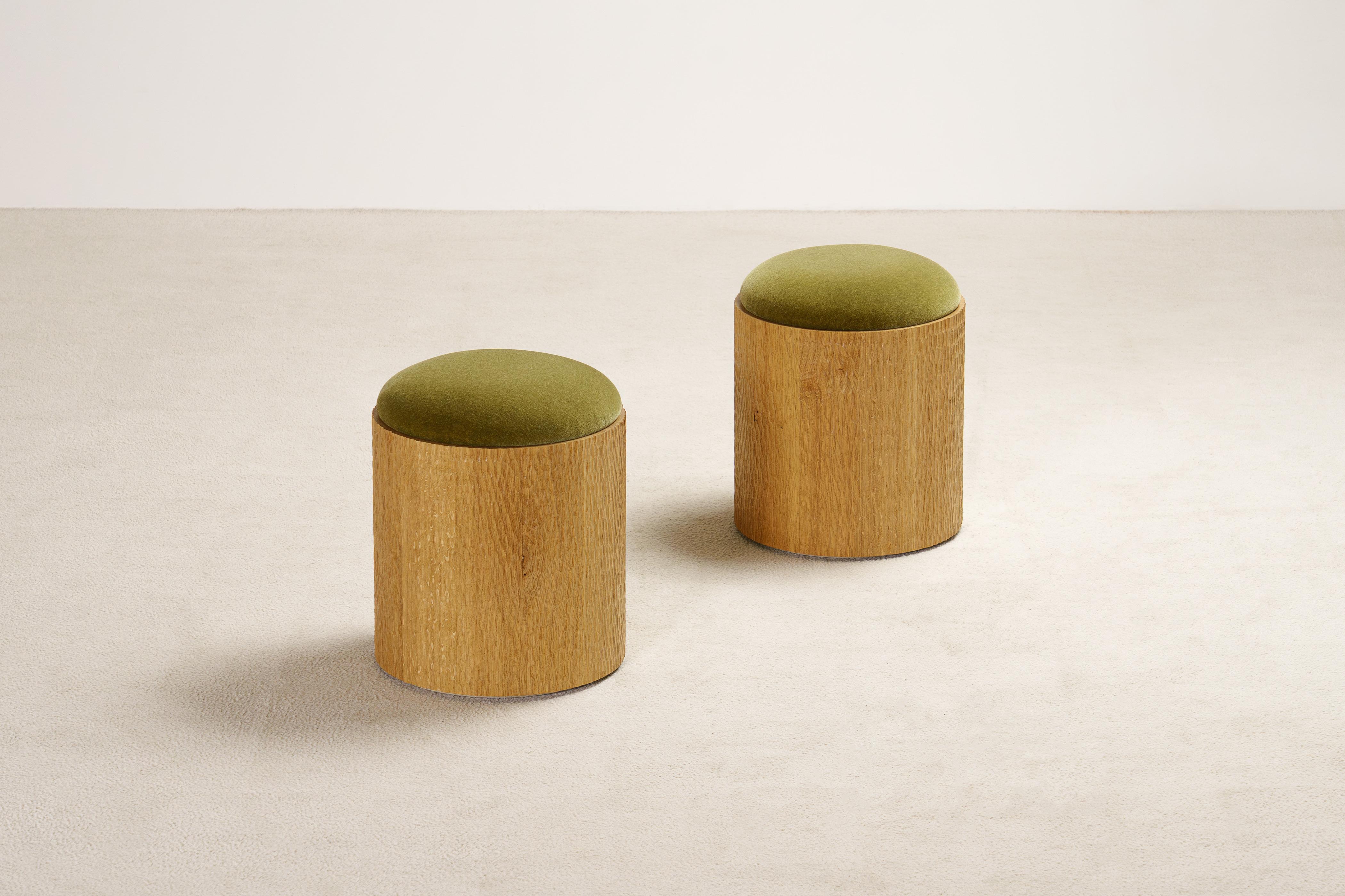 2er-Set Jessie Hocker von Proisy Studio.

Jessie ist ein eleganter und raffinierter handgeschnitzter Hocker, der von Proisy Studio entworfen wurde. Die handgefertigten Schnitzereien machen jedes Stück zu einem Unikat, das jedem Raum einen Hauch von