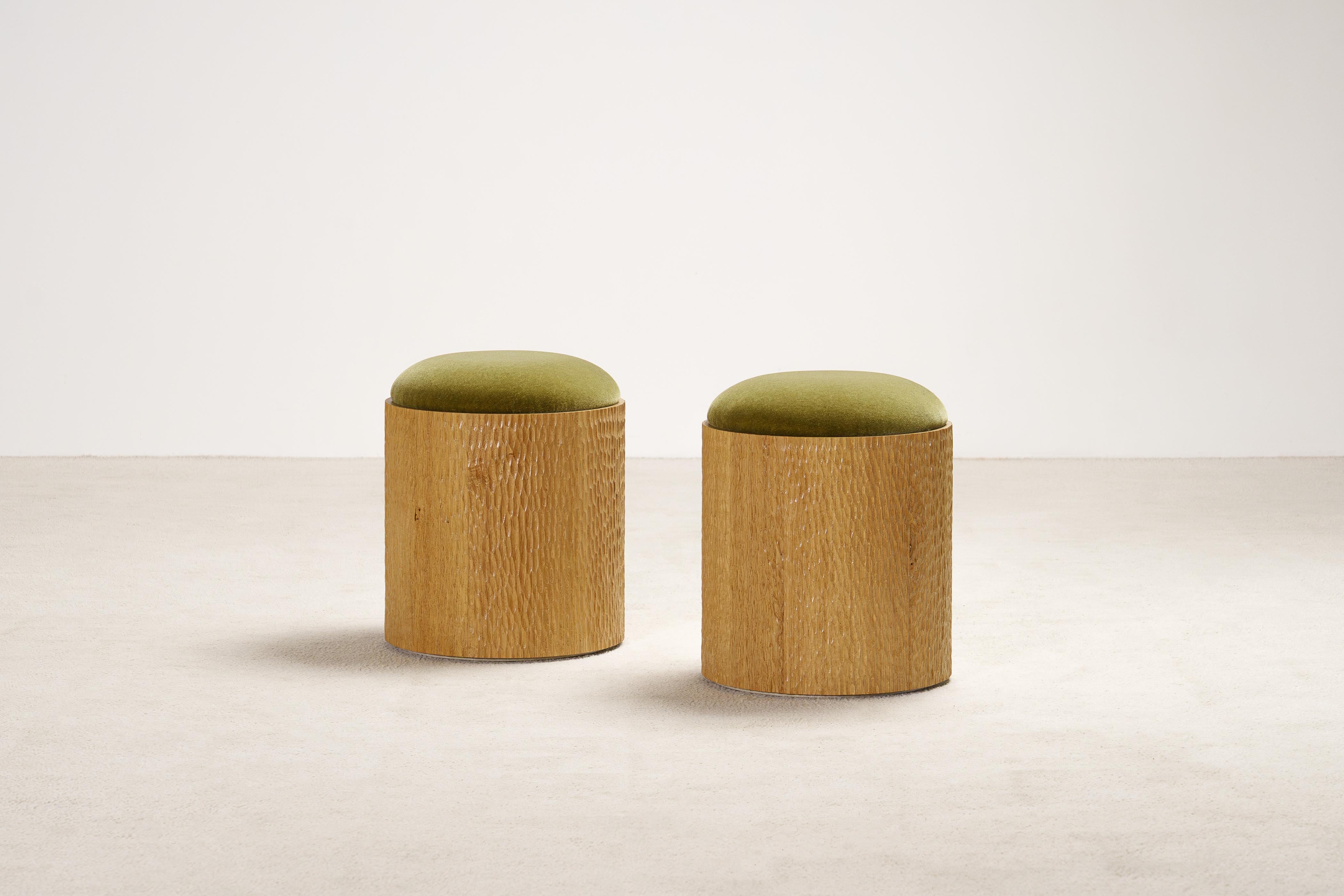 2er set Jessie Hocker von Proisy Studio. Luxuriöser Mohair-Stoff. (Handgeschnitzt) im Angebot