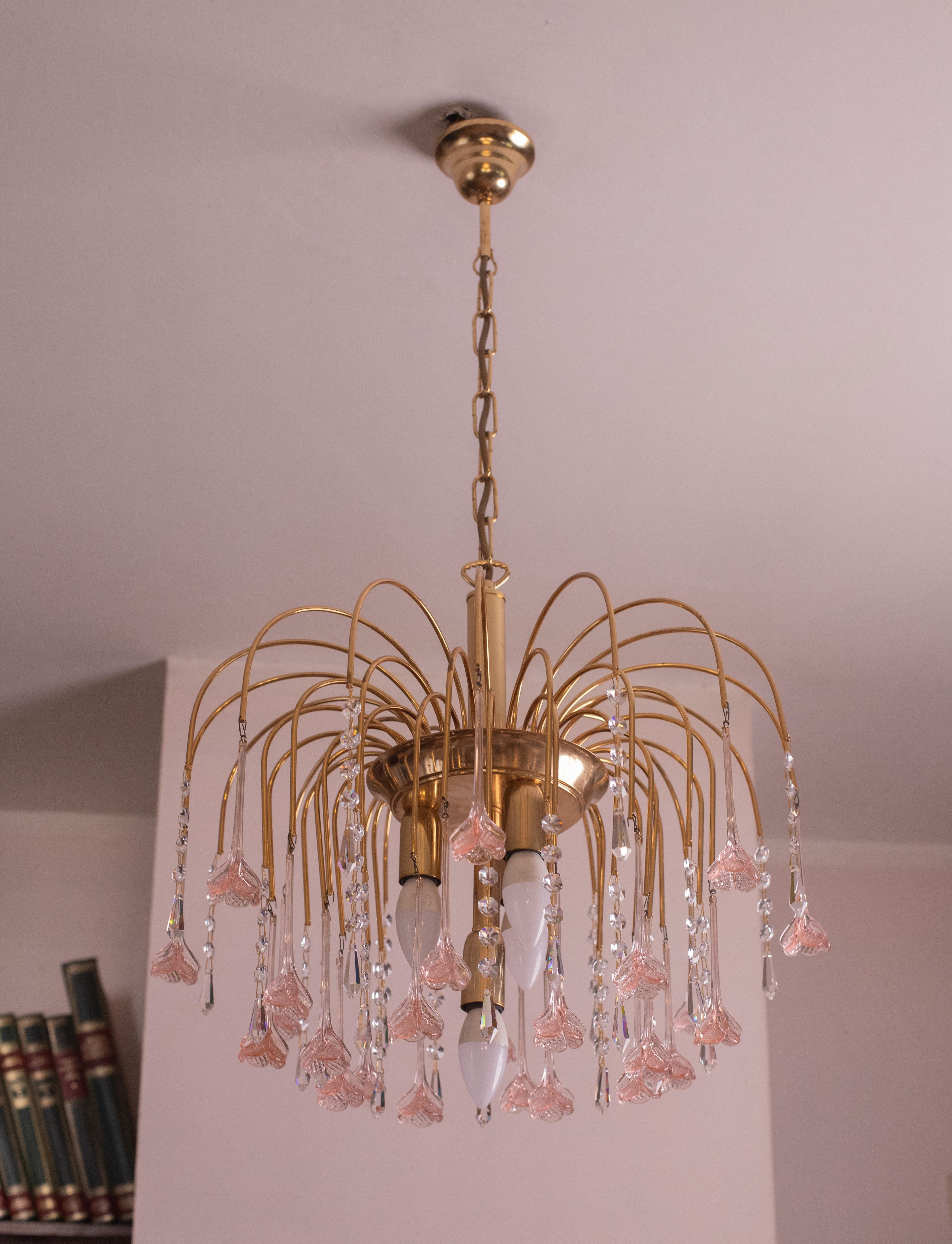 Murano chandelier with pink flowers in Hollywood Regency style. This beautiful luxury Murano glass chandelier is a design in the style of Paolo Venini. With its romantic glass flowers, it is truly a joy to behold. The chandelier consists of three