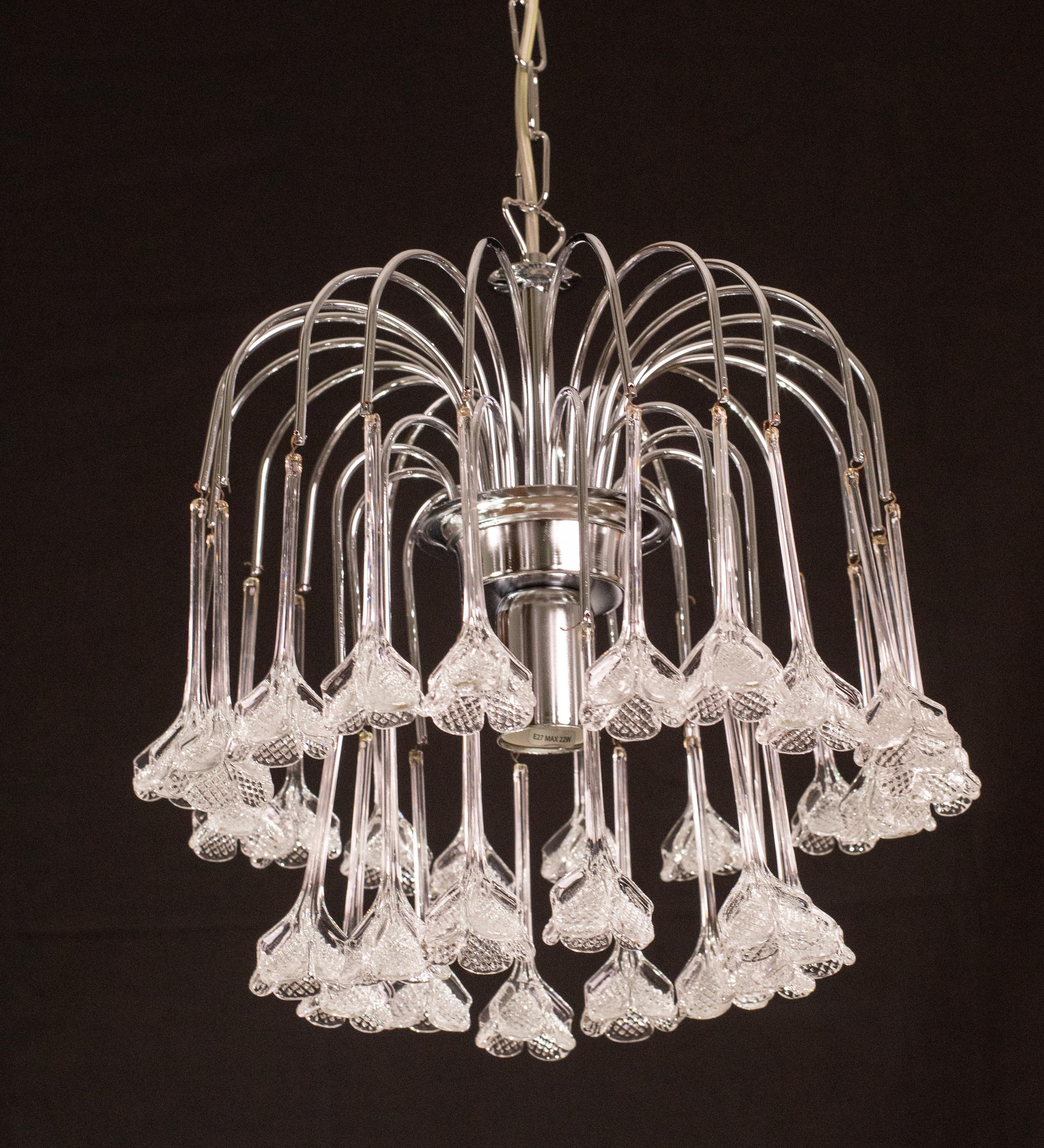 Murano chandelier with white flowers in Hollywood Regency style. This beautiful luxury Murano glass chandelier is a design in the style of Paolo Venini. With its romantic glass flowers, it is truly a joy to behold. The chandelier consists of two