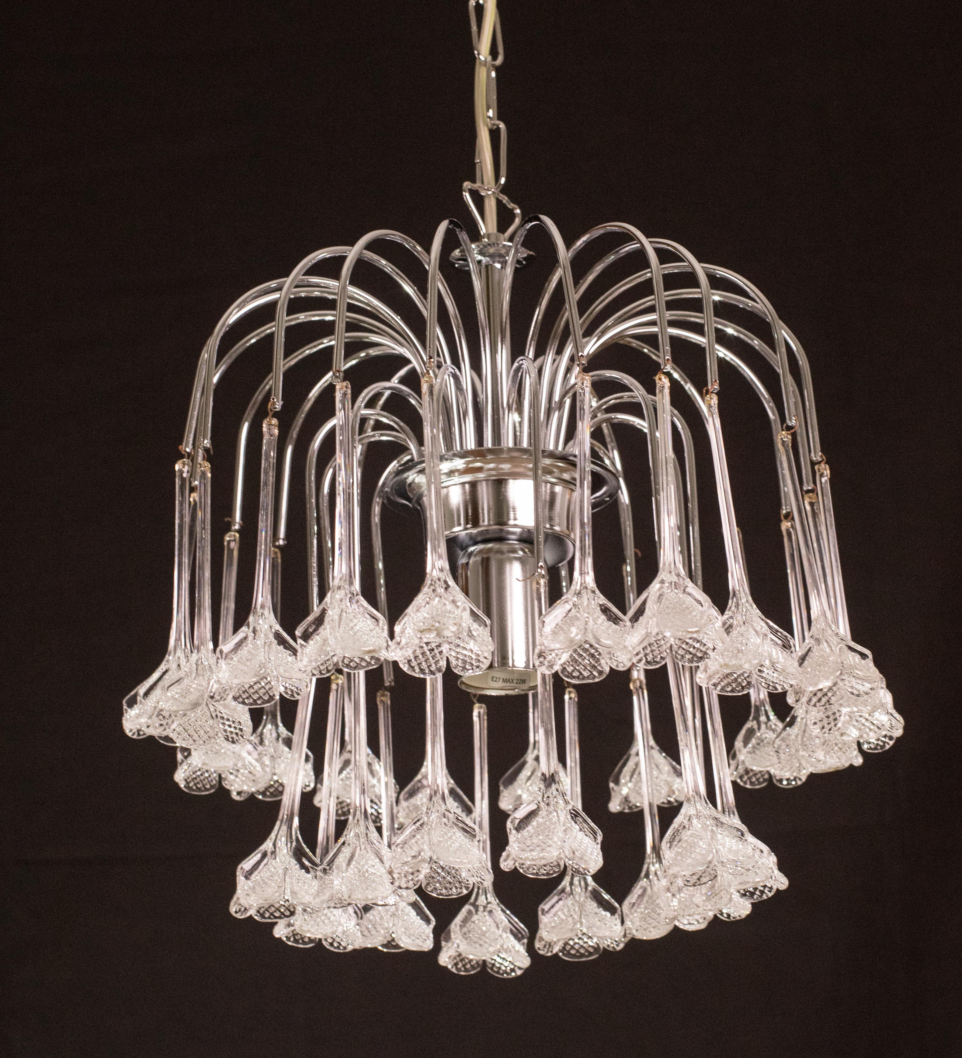 Lampadario di Murano con fiori bianchi in stile Hollywood Regency. Questo bellissimo lampadario di lusso in vetro di Murano è un design nello stile di Paolo Venini. Con i suoi romantici fiori di vetro, è davvero una gioia per gli occhi. Il