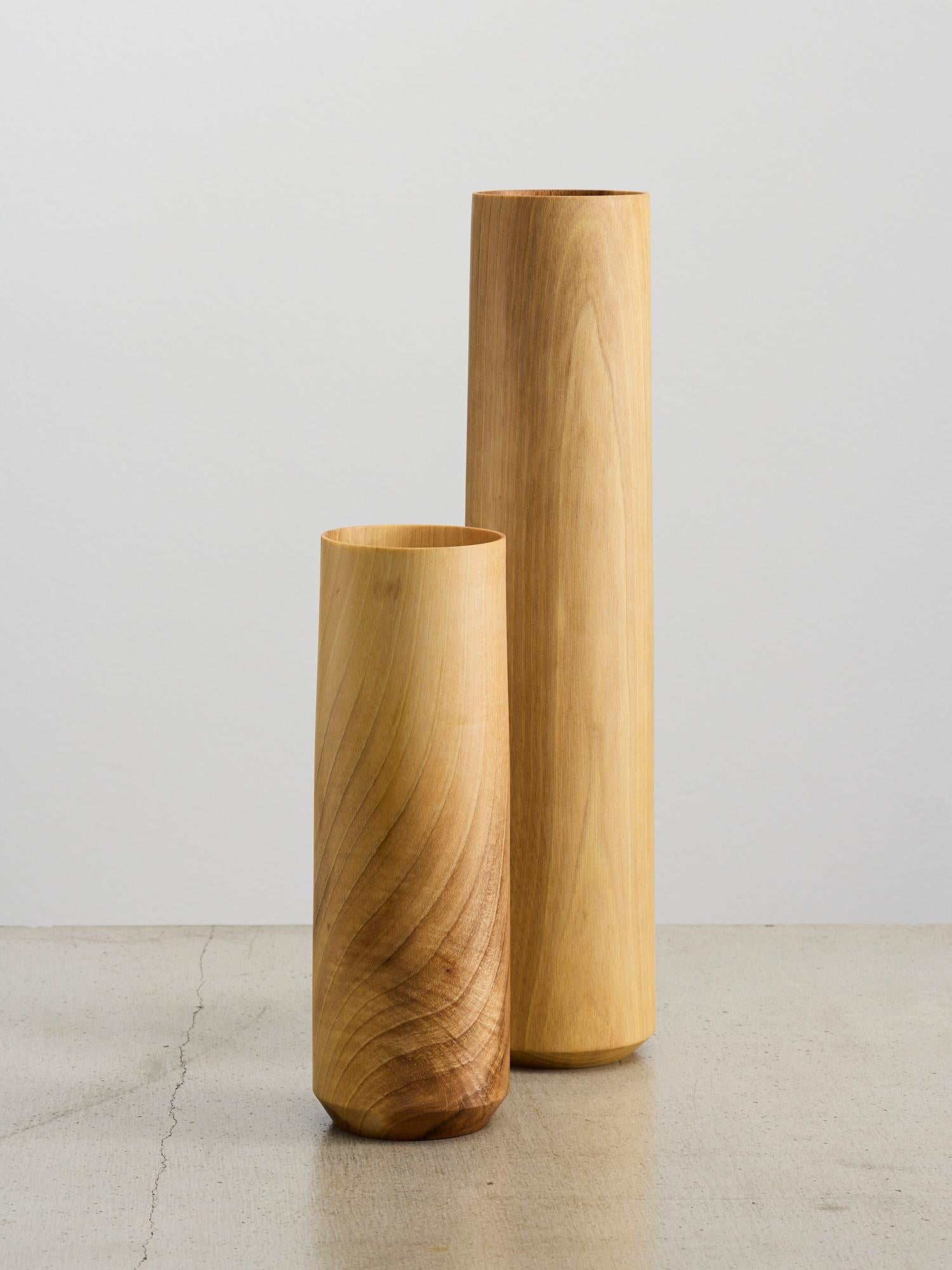 Set di 2 vasi Kamandalu contemporanei - Noce scolpito a mano di Megarisiotis
Dimensioni: Alto: Ø 9 x H. 33 cm.
Basso: Ø 8 x H. 21 cm.
Materiali: Noce tornito a mano.

Il Kamandalu è considerato un simbolo di ascetismo e rinuncia, comunemente