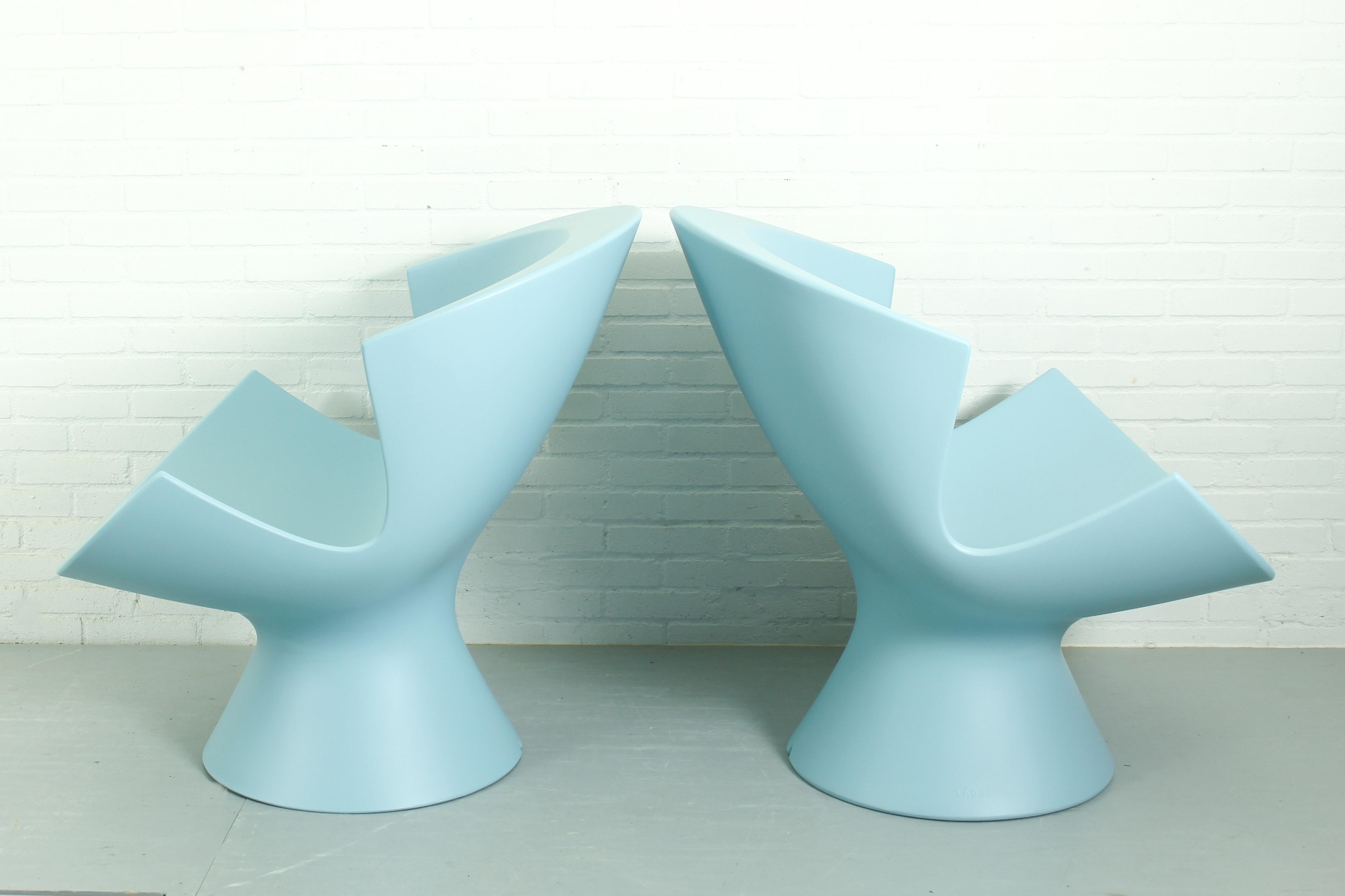 Un ensemble de 2 chaises assez rares conçues par Karim Rashid pour Label en 2004. Les chaises sont estampillées sur la base et ont des trous de drainage pour pouvoir être laissées à l'extérieur. Les chaises ont été remises à neuf par un peintre