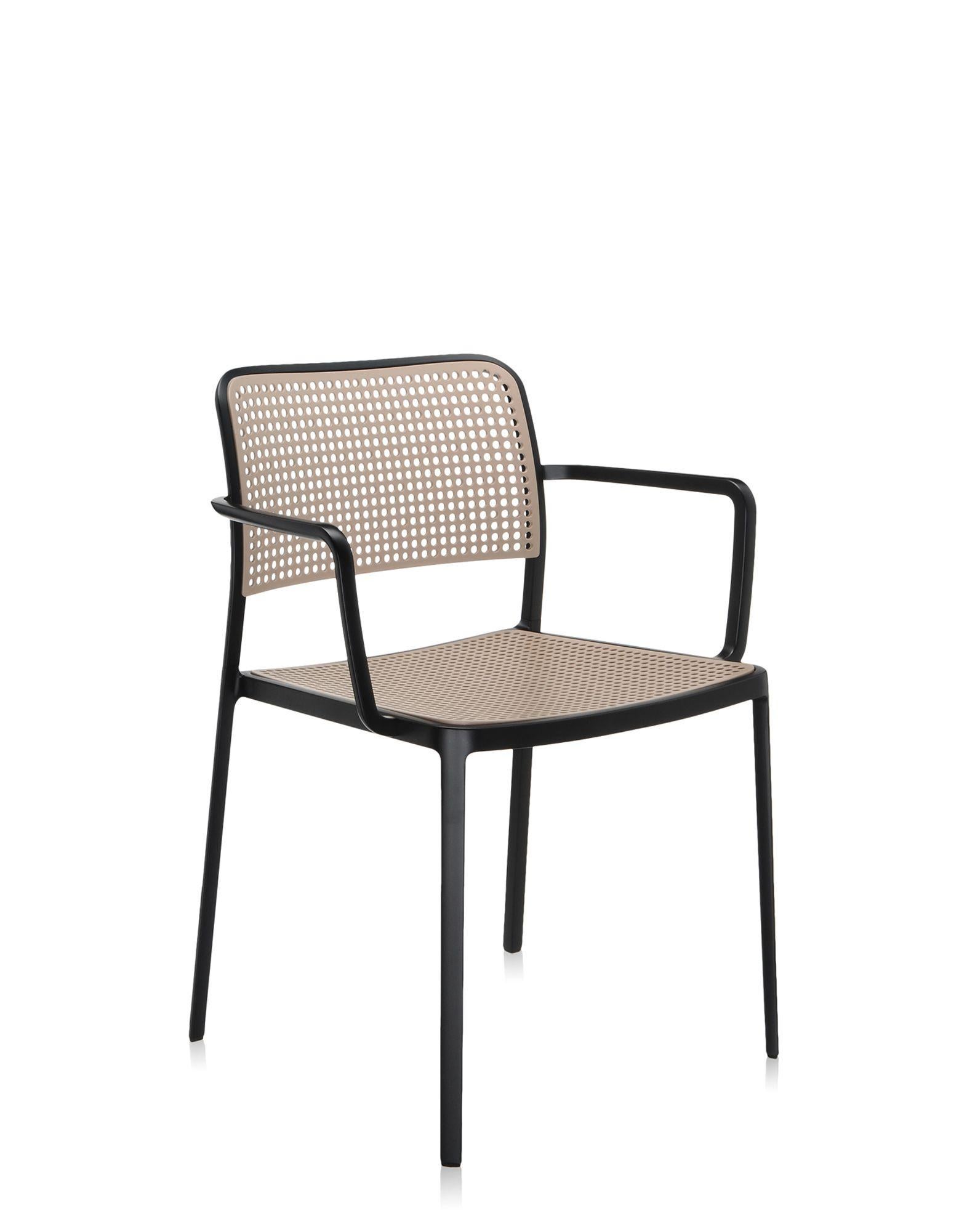 Audrey ist ein vielseitiger und moderner Stuhl, der aufgrund seiner einfachen und klaren Linienführung, die durch ein spezielles Druckgussverfahren erzielt wird, aus nur zwei Teilen besteht und ohne Schweißarbeiten hergestellt wird. Er ist