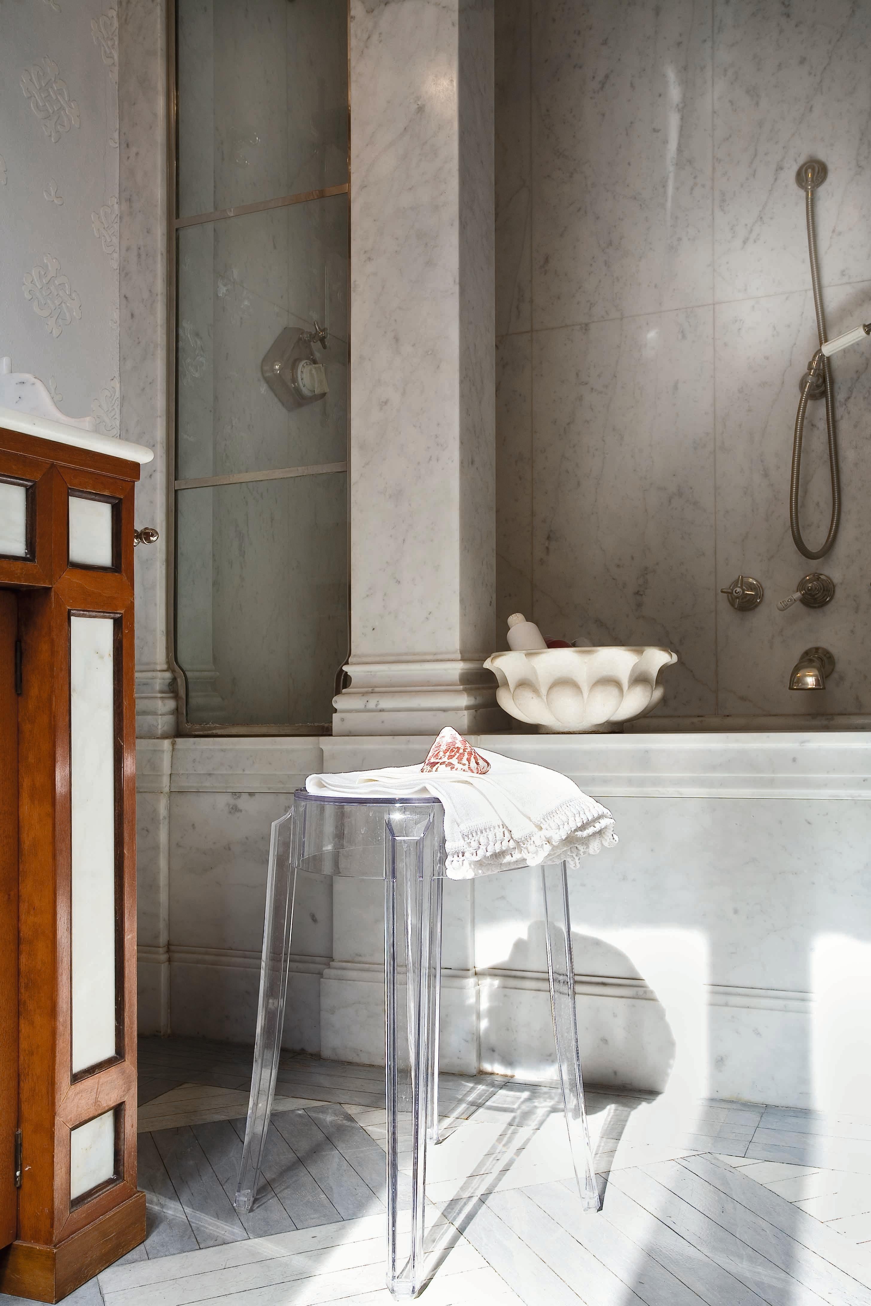 Ensemble de 2 tabourets Kartell Charles Ghost en ambre de Philippe Starck 1
