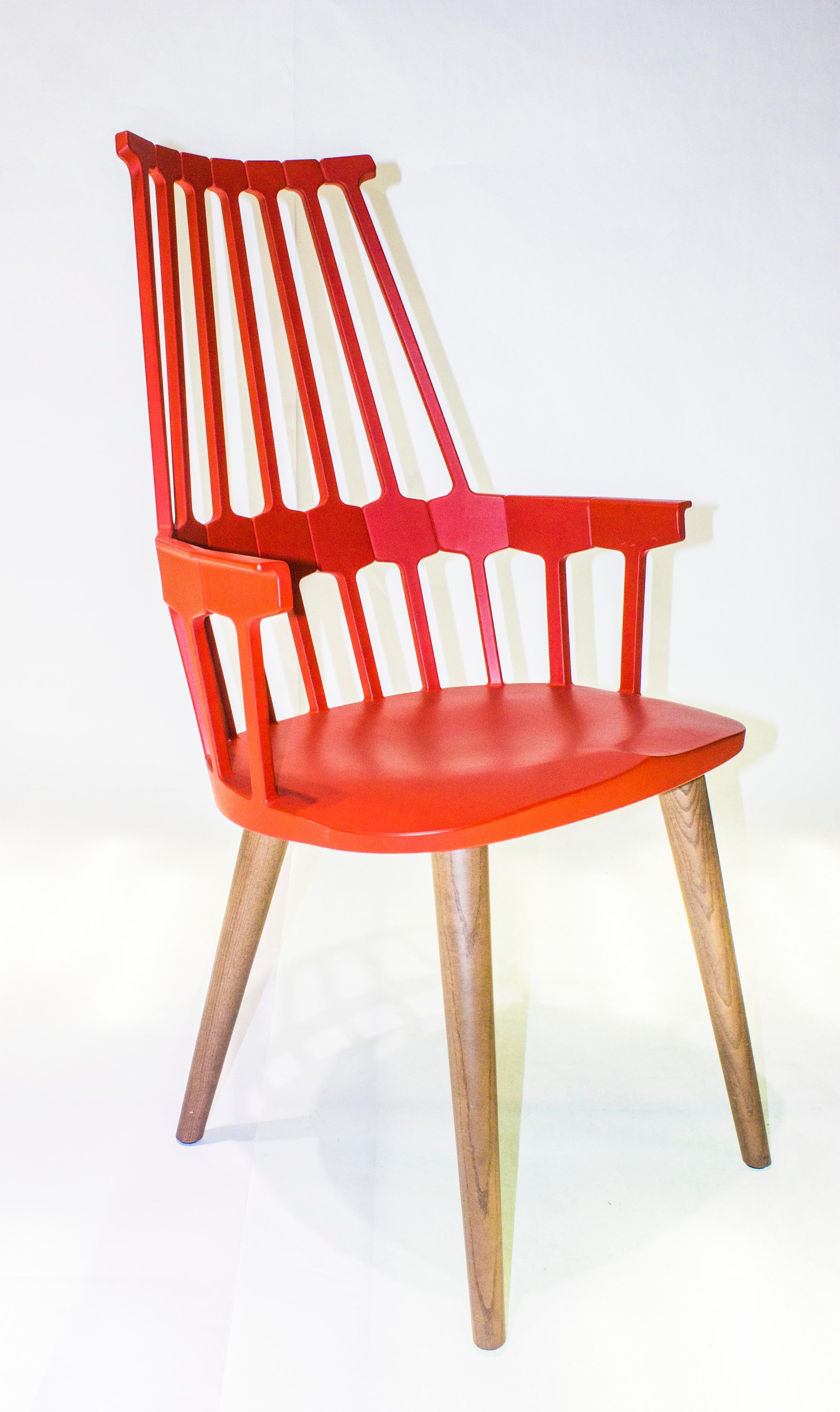 La rivisitazione di questo grande classico ispirato allo stile Wood Wood comporta la sperimentazione e la combinazione di materiali diversi come la plastica e il legno, che vengono interpretati in modo vincente nella versione country chic in legno