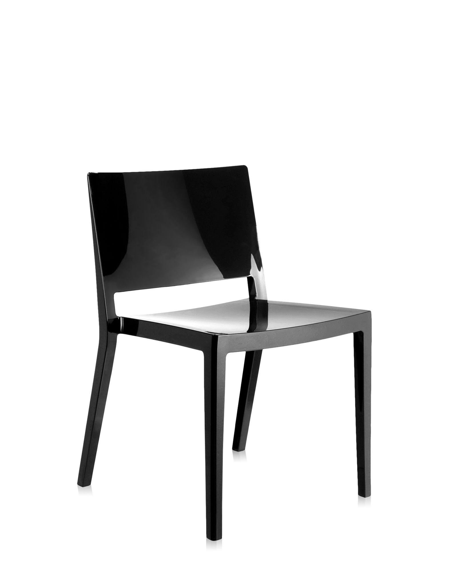 A light, ultra-streamlined chair, so representative of the Minimalist and elegant style of its designer, Piero Lissoni. Made of a mass-tinted thermoplastic technopolymer, Lizz is manufactured in a single piece, using gas-blowing technology. Its name