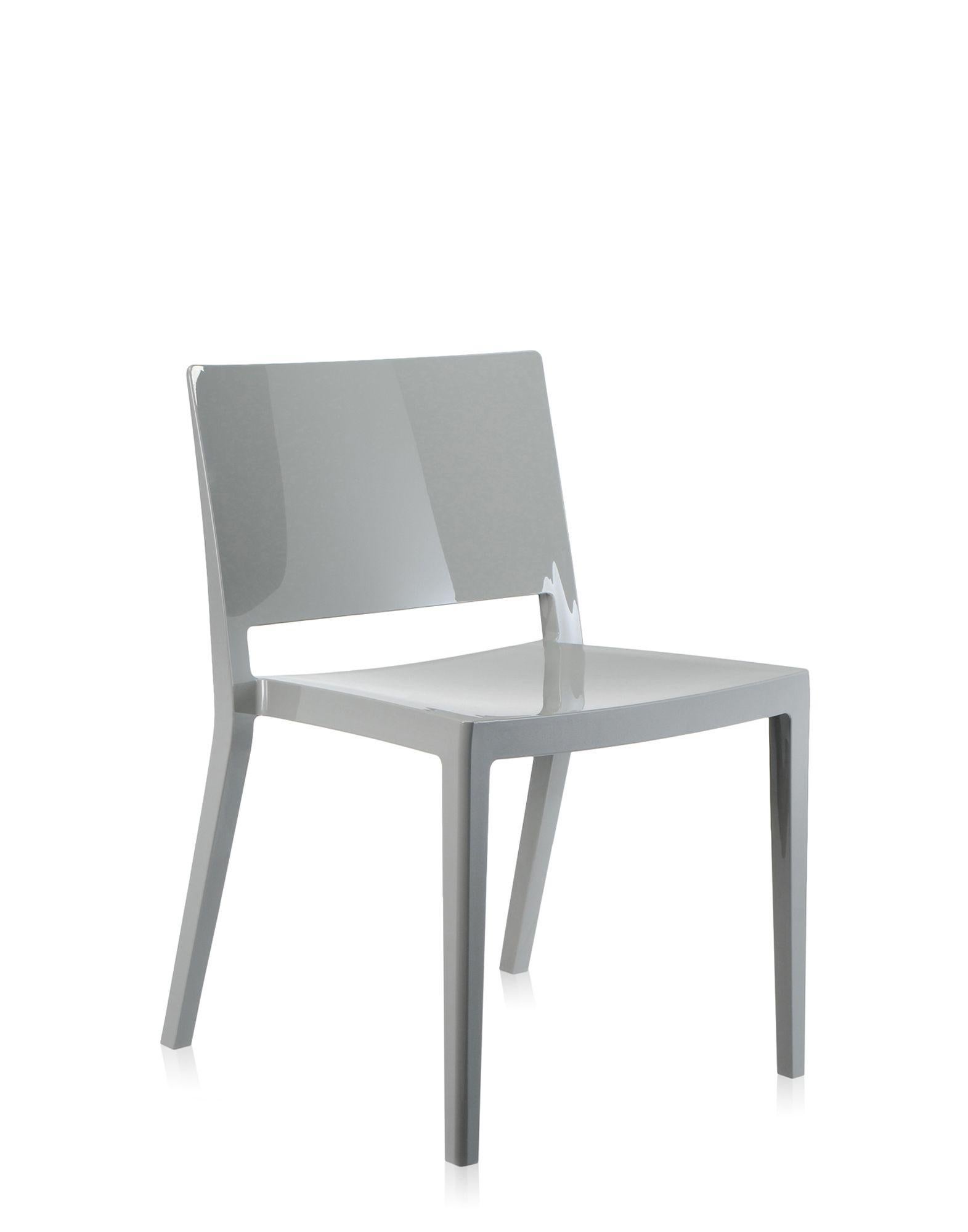 A light, ultra-streamlined chair, so representative of the minimalist and elegant style of its designer, Piero Lissoni. Made of a mass-tinted thermoplastic technopolymer, Lizz is manufactured in a single piece, using gas-blowing technology. Its name