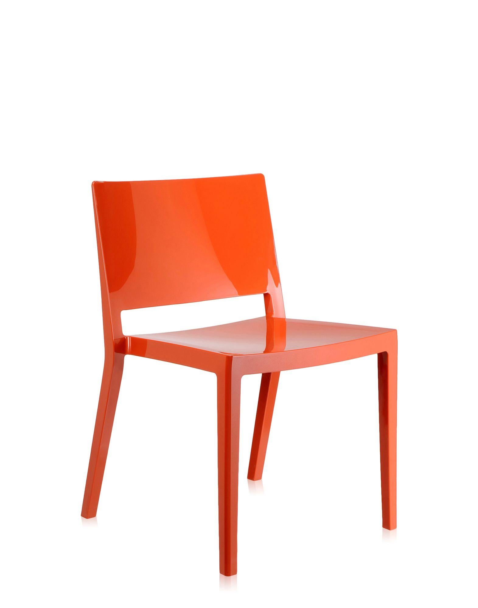 Ein leichter, ultrastromlinienförmiger Stuhl, der den minimalistischen und eleganten Stil seines Designers Piero Lissoni widerspiegelt. Lizz besteht aus einem in der Masse gefärbten thermoplastischen Technopolymer und wird in einem einzigen Stück