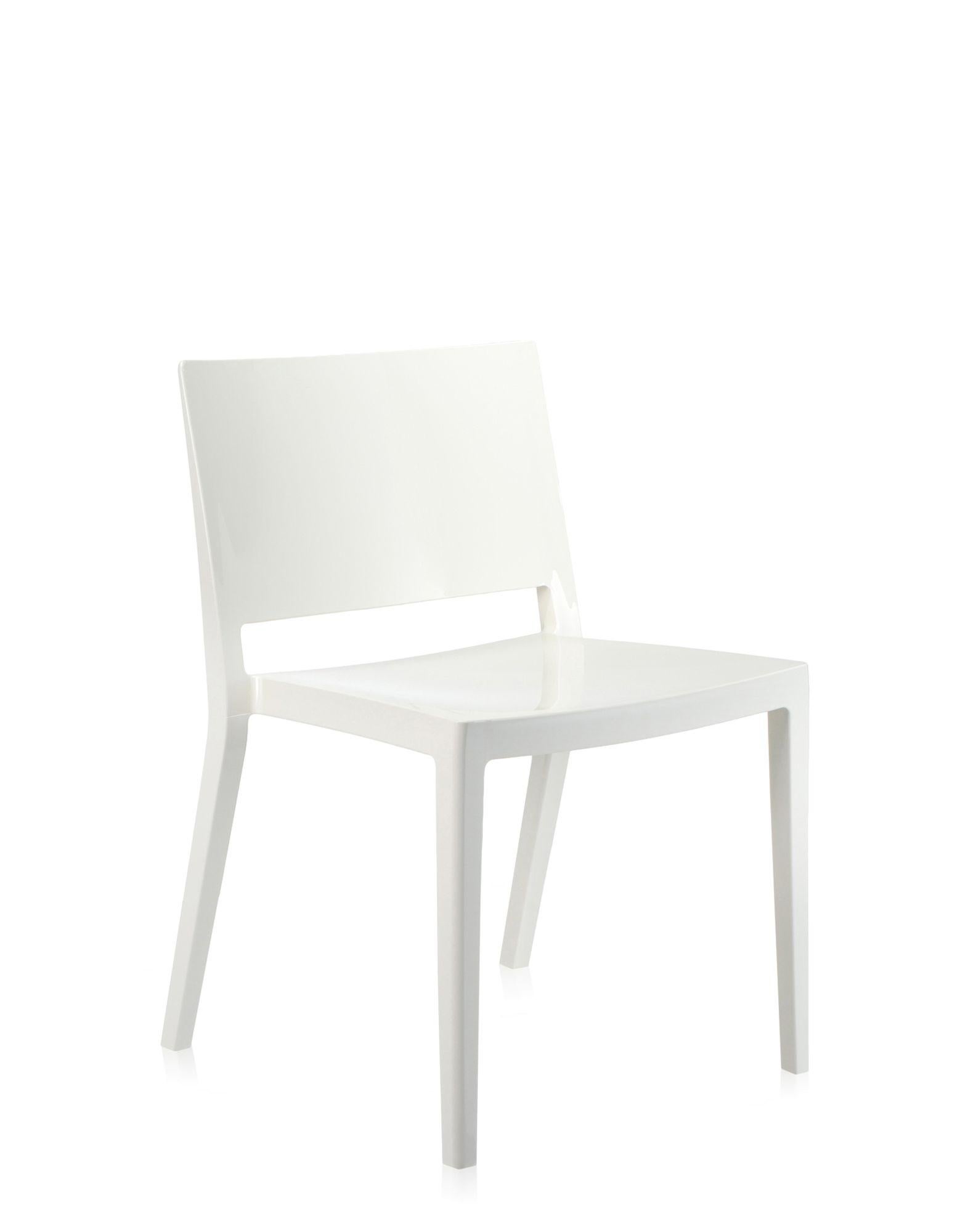 Ein leichter, extrem stromlinienförmiger Stuhl, der den minimalistischen und eleganten Stil seines Designers Piero Lissoni widerspiegelt. Lizz besteht aus einem in der Masse gefärbten thermoplastischen Technopolymer und wird in einem einzigen Stück