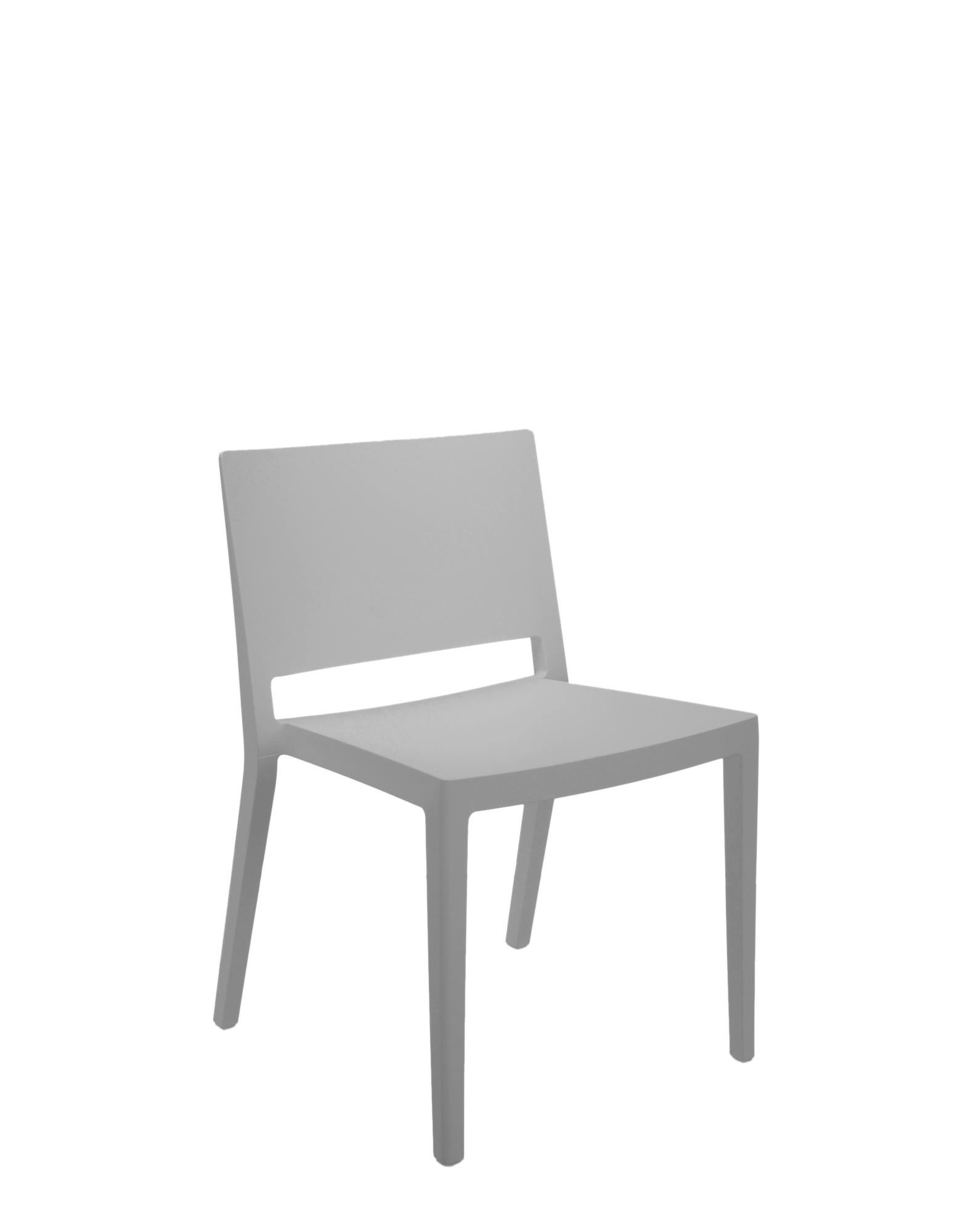 Une chaise légère, aux lignes essentielles et strictes, en phase avec le style minimaliste et raffiné de son concepteur, Piero Lissoni. Lizz est désormais également disponible en version mate avec six couleurs, évocatrices du design scandinave